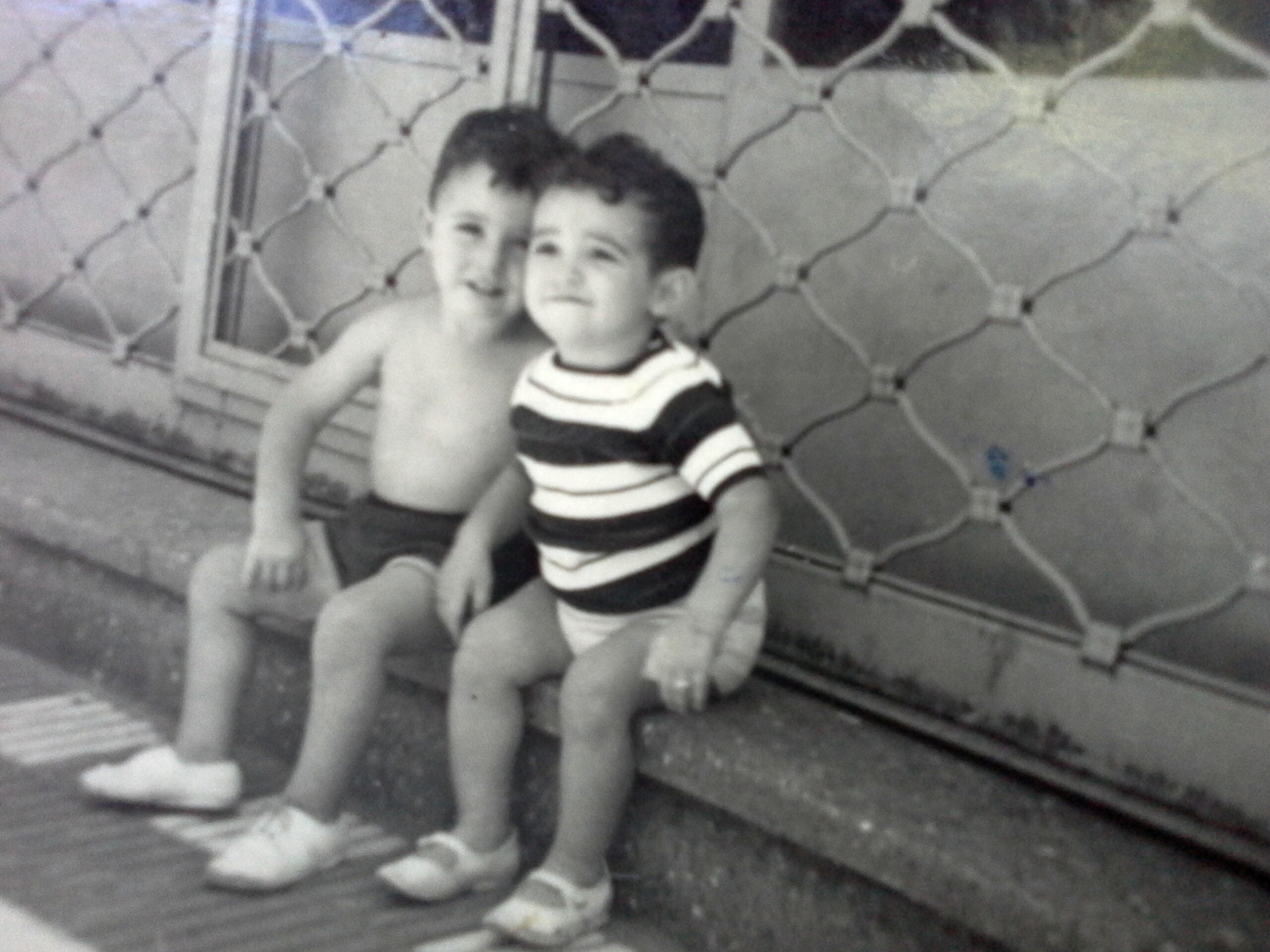 Sergio junto a su primo, Dany, con quien se volvió inseparable.