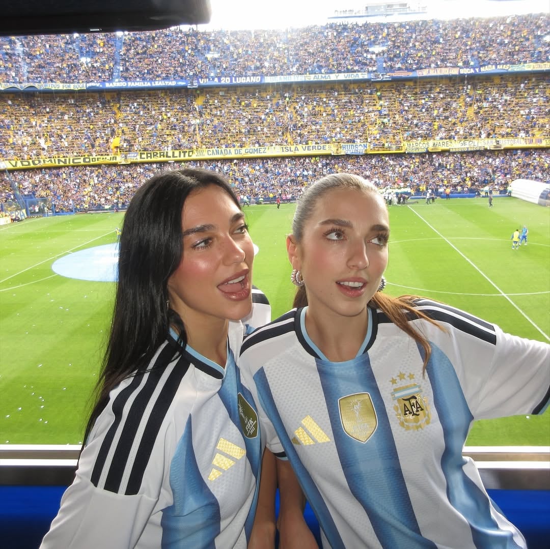 Rina acompañó a su hermana a Buenos Aires en 2025 durante sus conciertos (Foto: Instagram @dualipa)