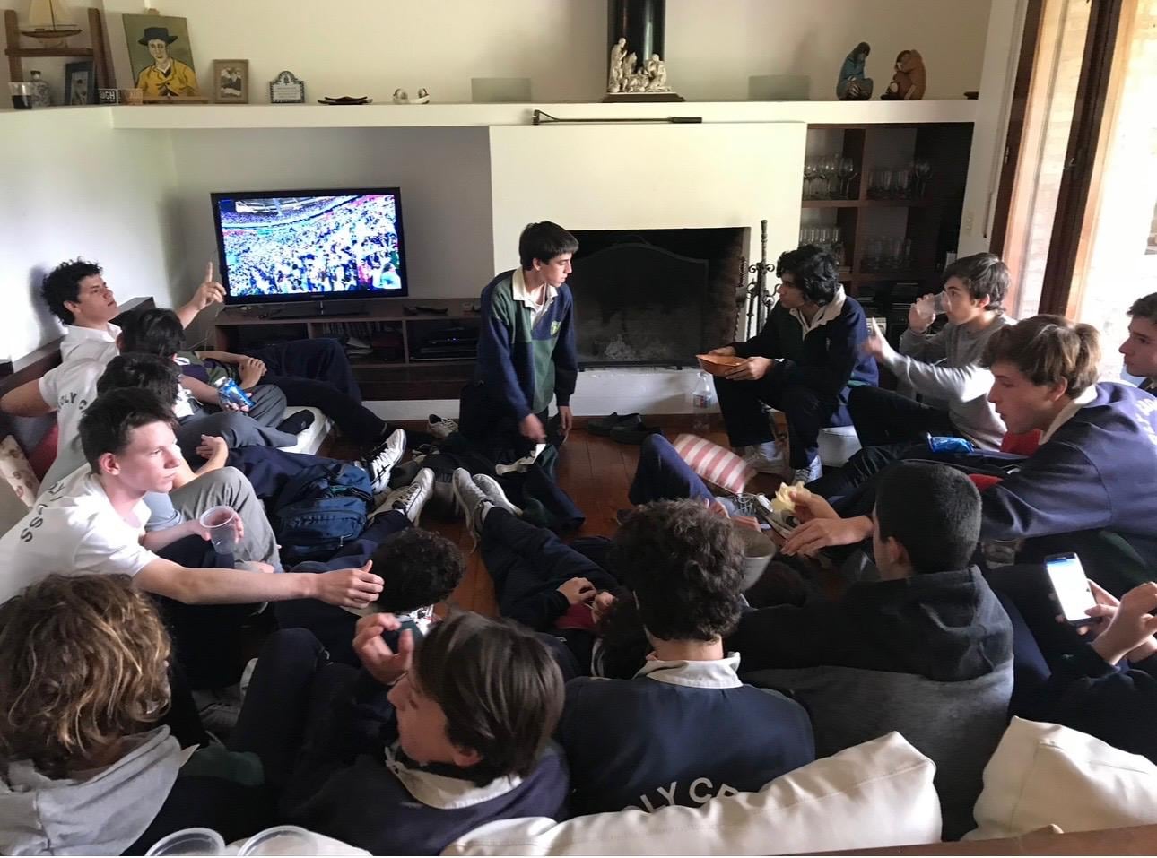Tomás Reich y sus amigos de Beccar, en la casa de Javier, en 2018