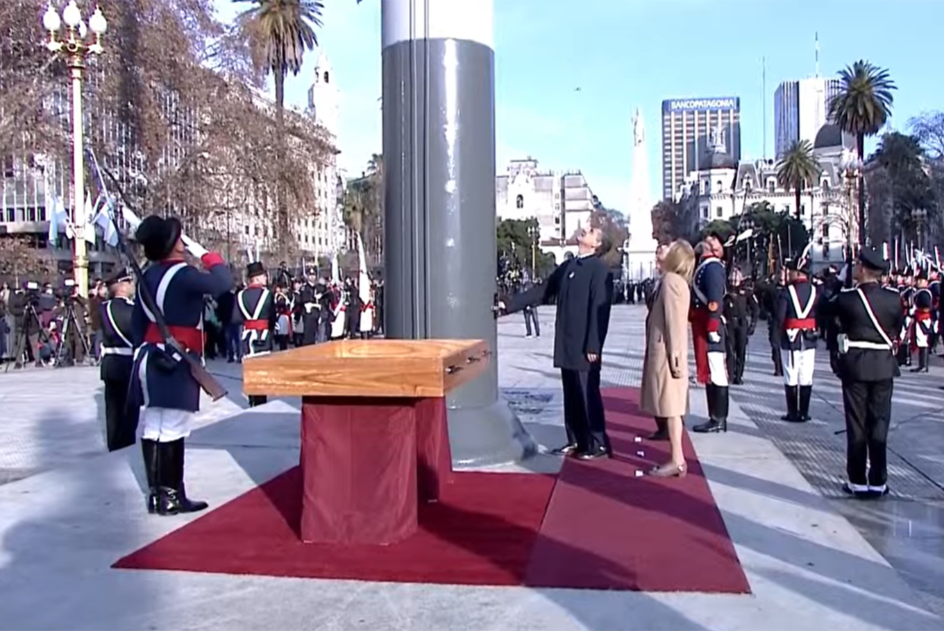 Jorge Macri iza la bandera en la Plaza de Mayo; a su lado, la presidenta del Tribunal Superior de Justicia, Inés Weinberg