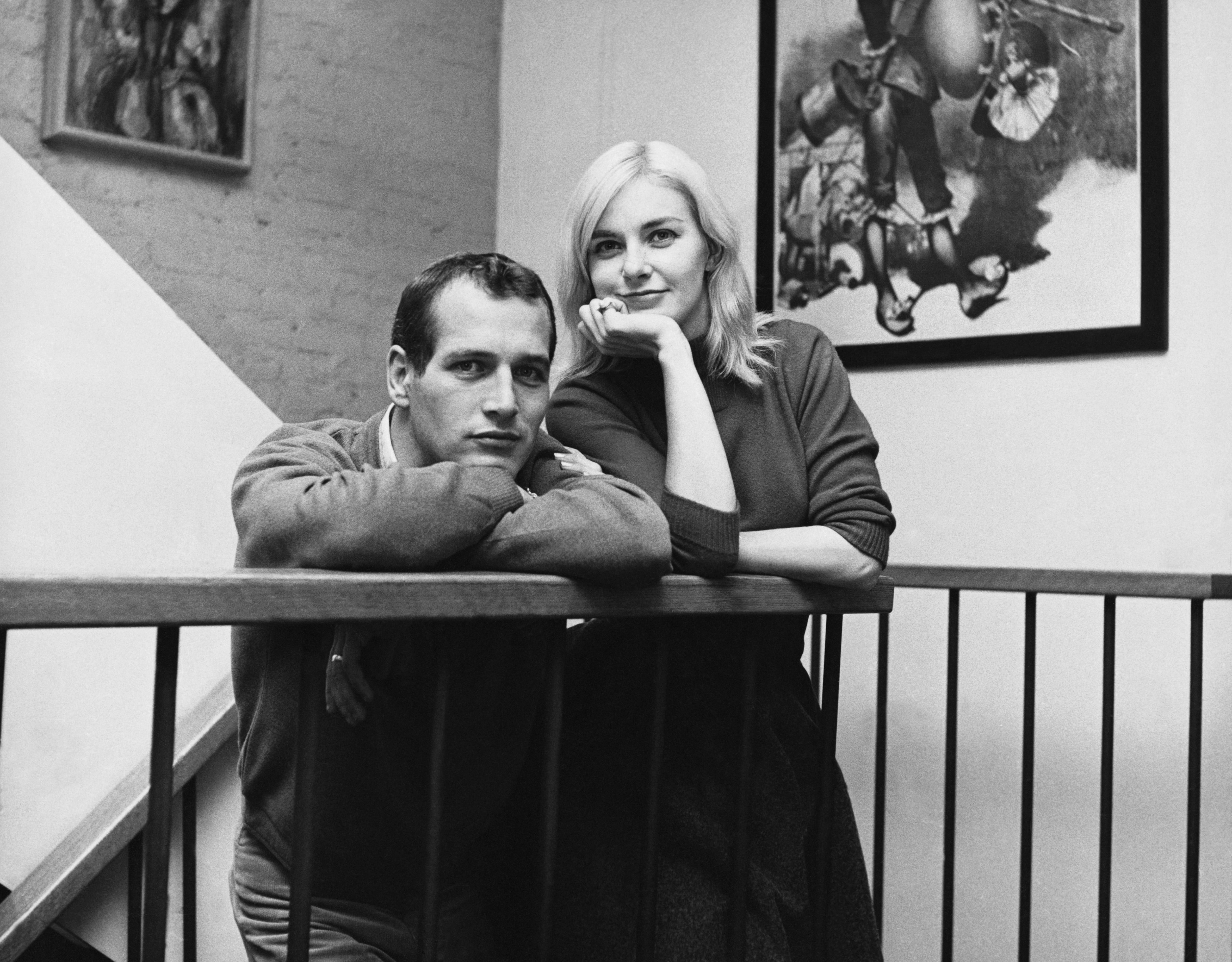 Retrato de los actores estadounidenses casados Paul Newman (1925 - 2008) y Joanne Woodward en su apartamento de Greenwich Village, Nueva York, alrededor de 1961. (Foto de A Louis Goldman/Photo Researchers History/Getty Images)
