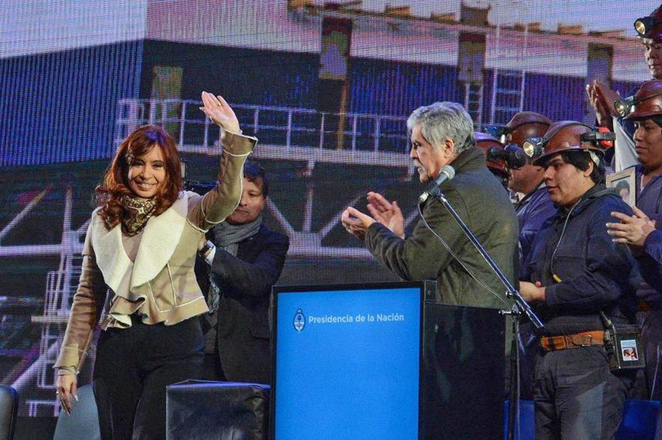 Cristina Kirchner, cuando inauguró la central sin estar terminada y provocó enormes averías en el sistema