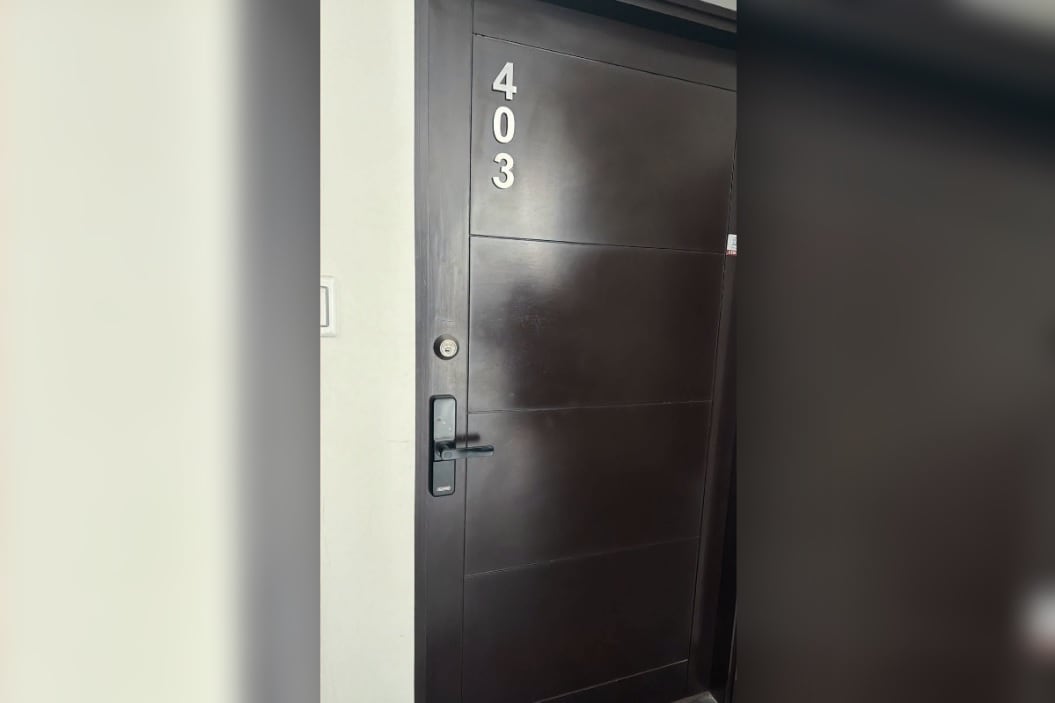 Tras el arresto de Cerimedo, la Fiscalía y efectivos de la Policía se trasladó hasta el condominio La Arboleda, donde el exasesor de Milei residía