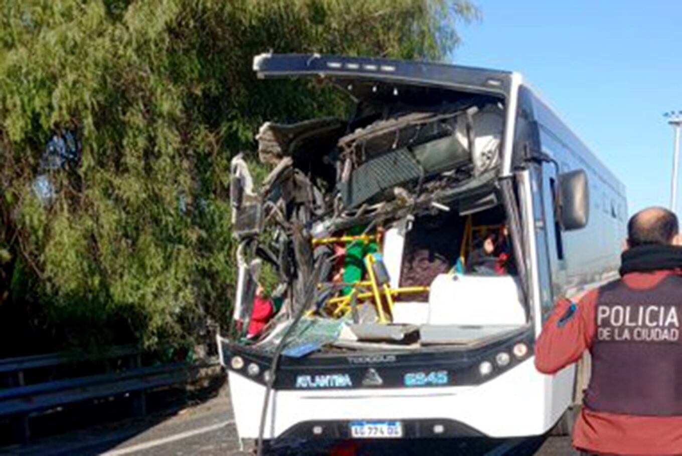 Choque entre un colectivo y un camión en Gral. Paz y Goyeneche