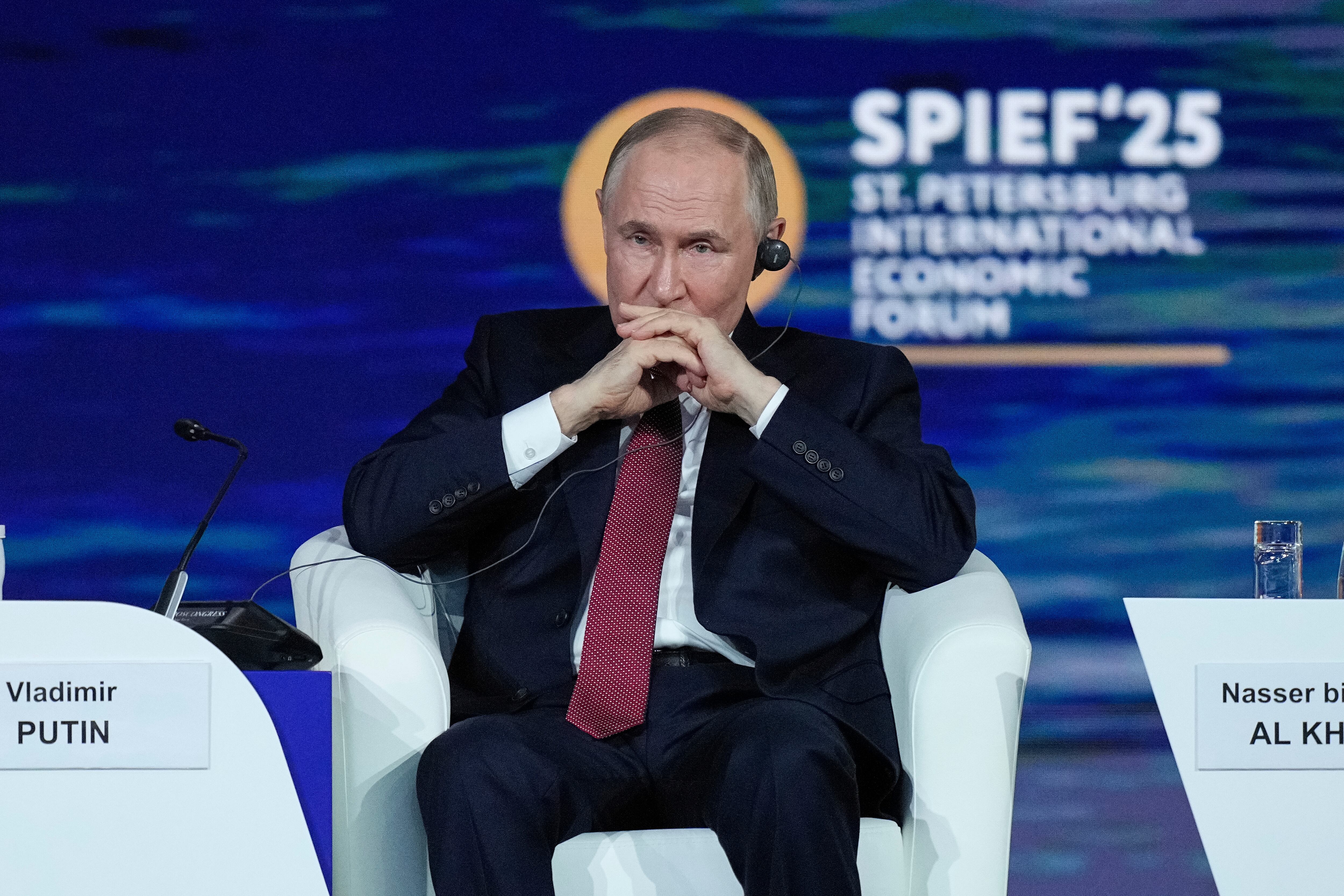 El presidente ruso Vladímir Putin asiste a una sesión plenaria del Foro Económico Internacional de San Petersburgo, Rusia, el viernes 20 de junio de 2025. (AP Foto/Dmitri Lovetsky)