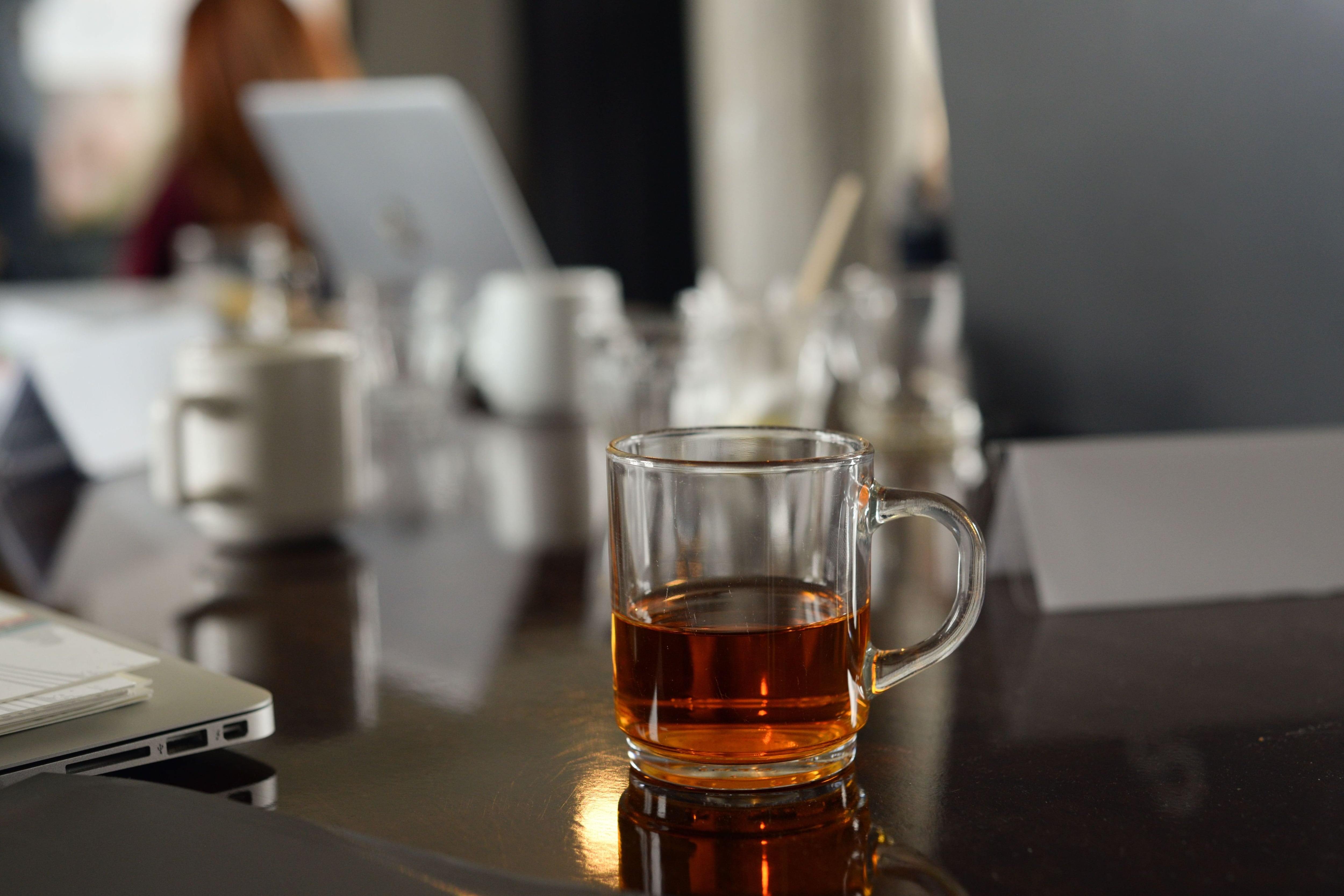 Según la psicología, qué significa que una persona deje un poco de café o té en su taza