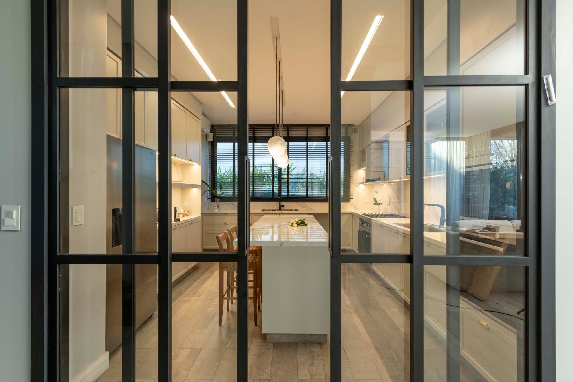 La cocina queda separada pero integrada visualmente con el resto de los ambientes.