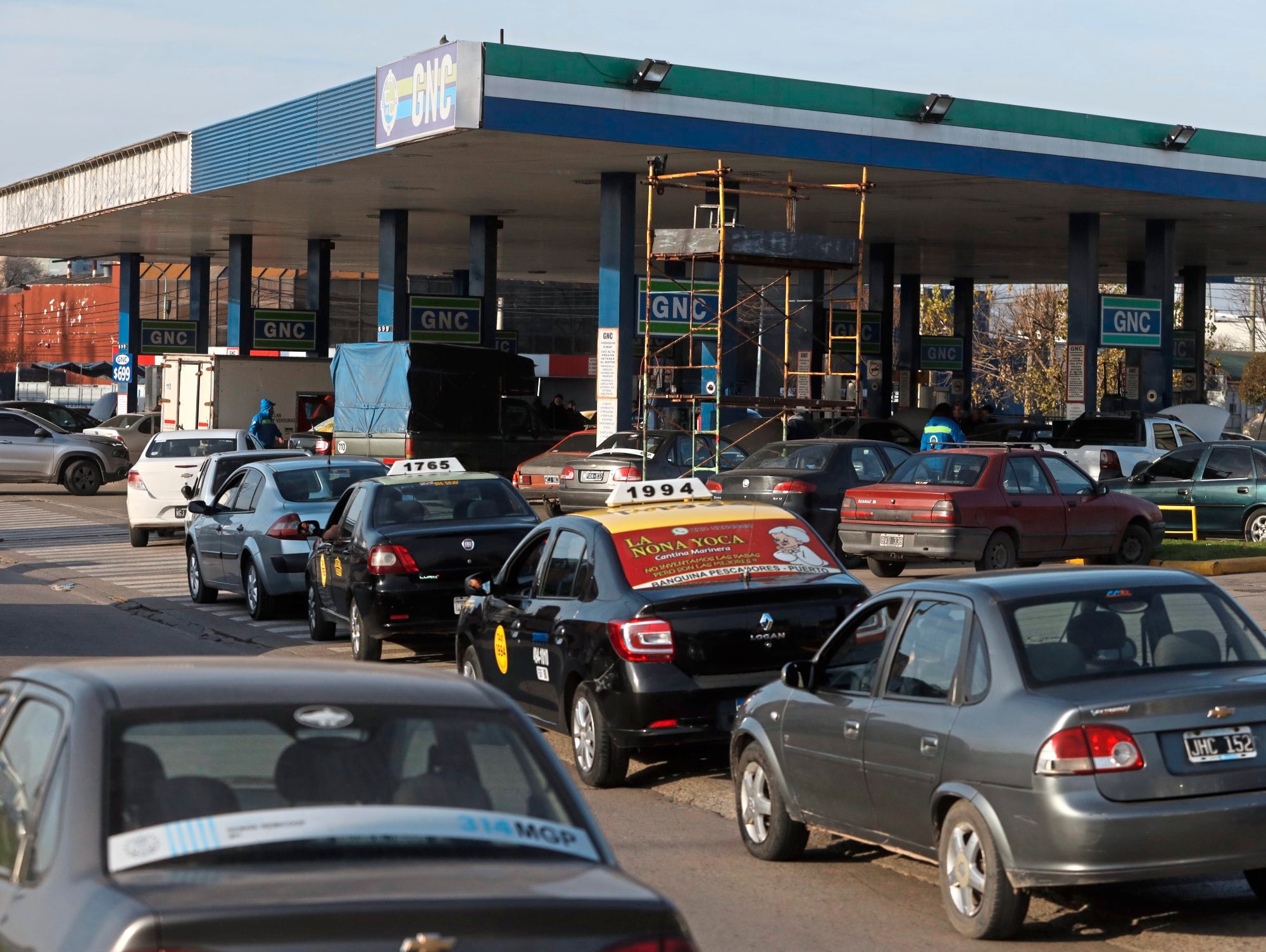 El país consume 180 millones de metros cúbicos de gas por día en invierno; cuando la producción local no alcanza, las industrias y el GNC ceden primero