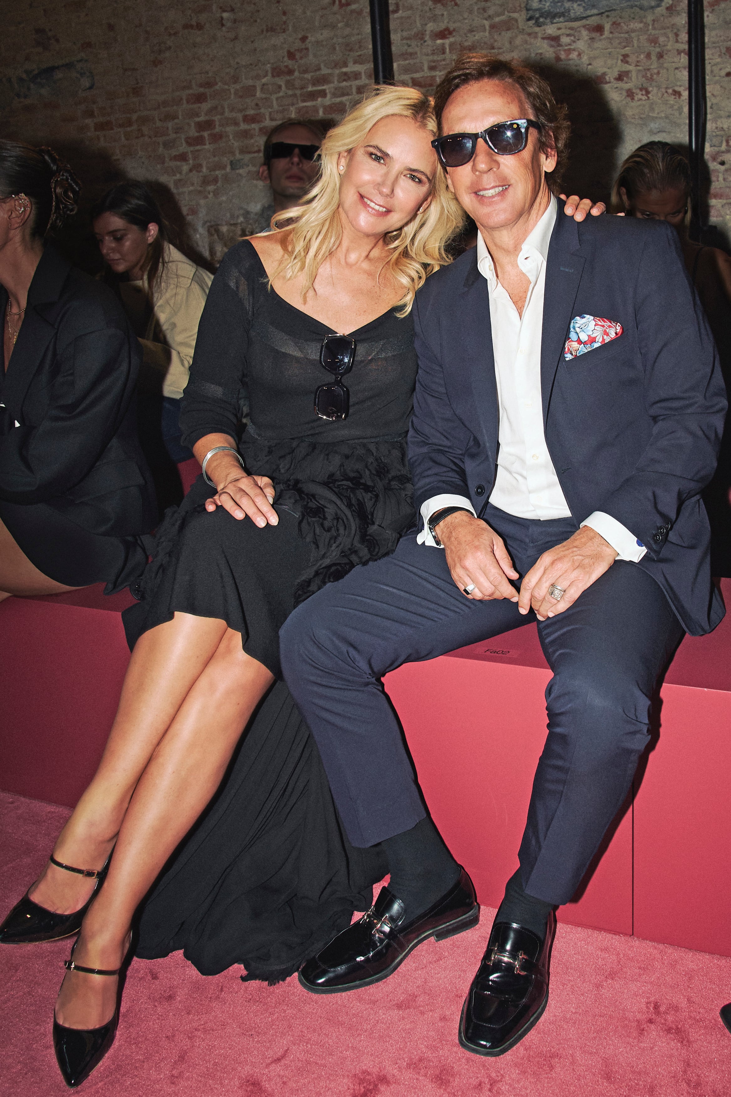 Valeria y Gravier en Blumarine. Ella acaparó los flashes con un vestido off shoulder con falda estructurada y volados