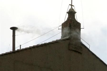 La fumata blanca indica que se eligió a un nuevo Papa