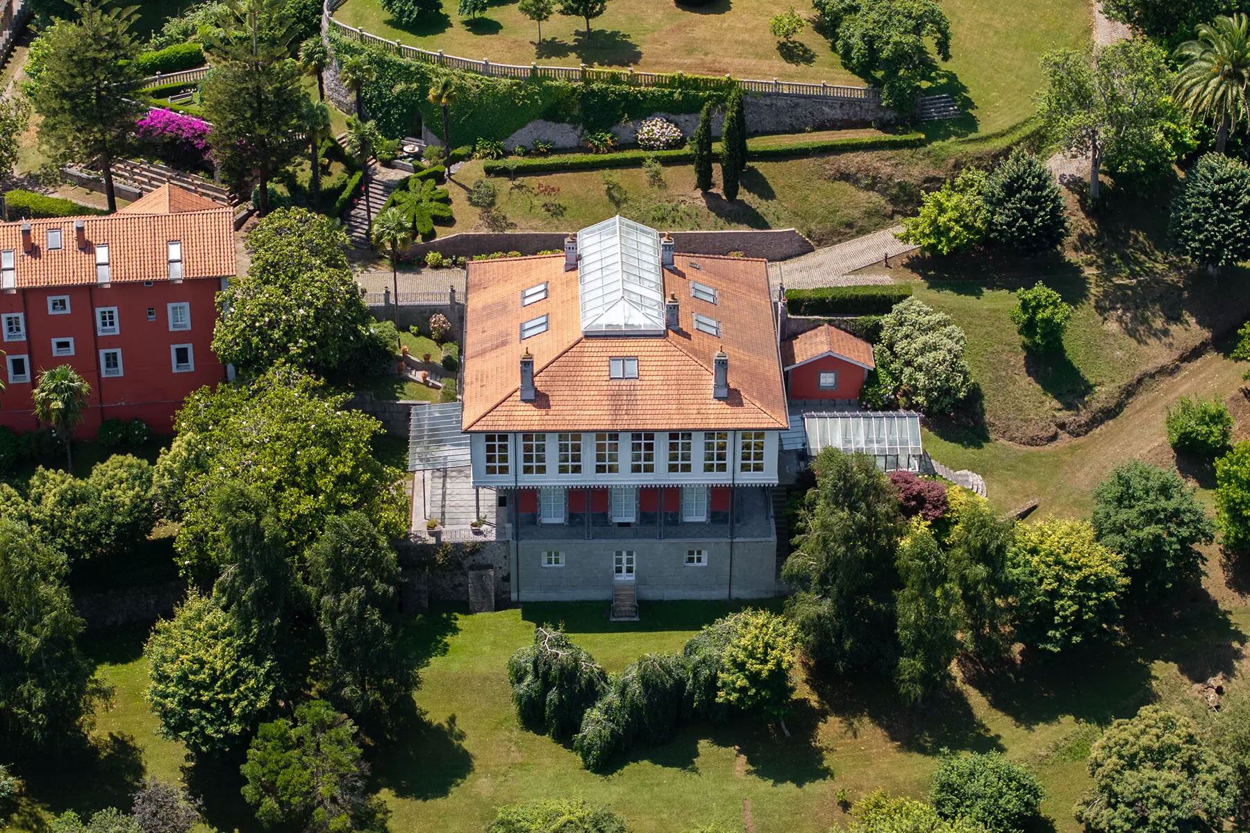 En una zona más baja del terreno se ubica la denominada “Casona”, una construcción de tres pisos y más de 750m2 cubiertos