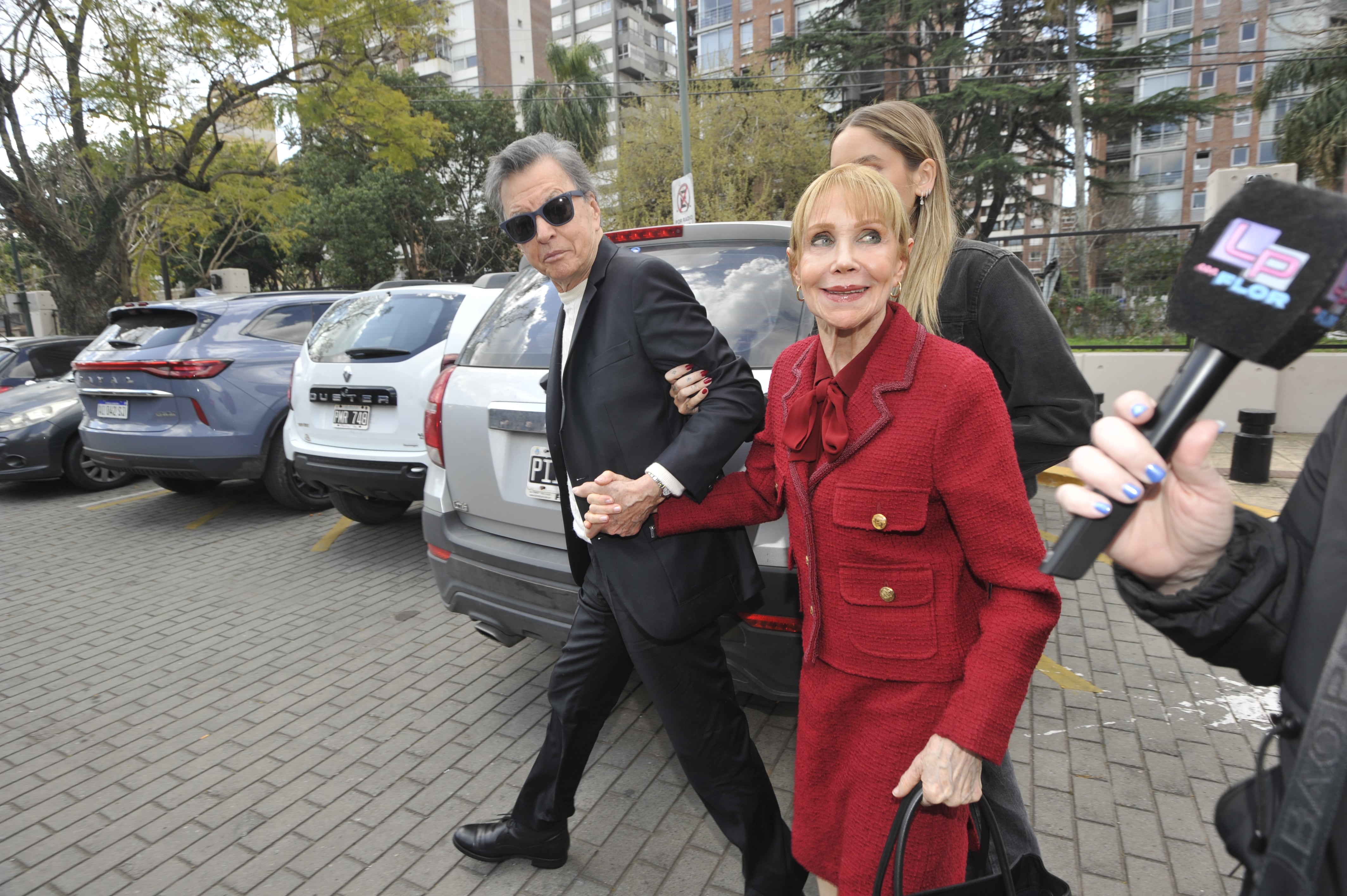 Palito Ortega junto a Evangelina Salazar e India Ortega al llegar al registro civil