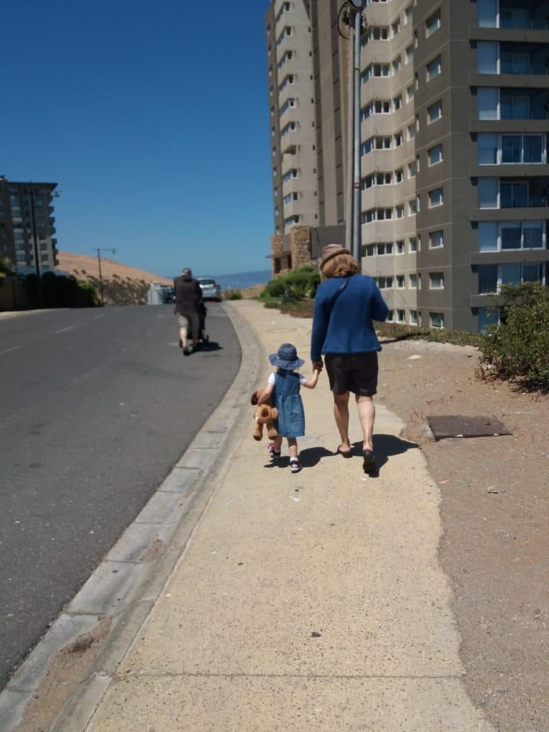 Graciela con su nieta de paseo. De fondo su marido Jorge con su otro nieto(Foto: gentileza de Graciela Balseiro)