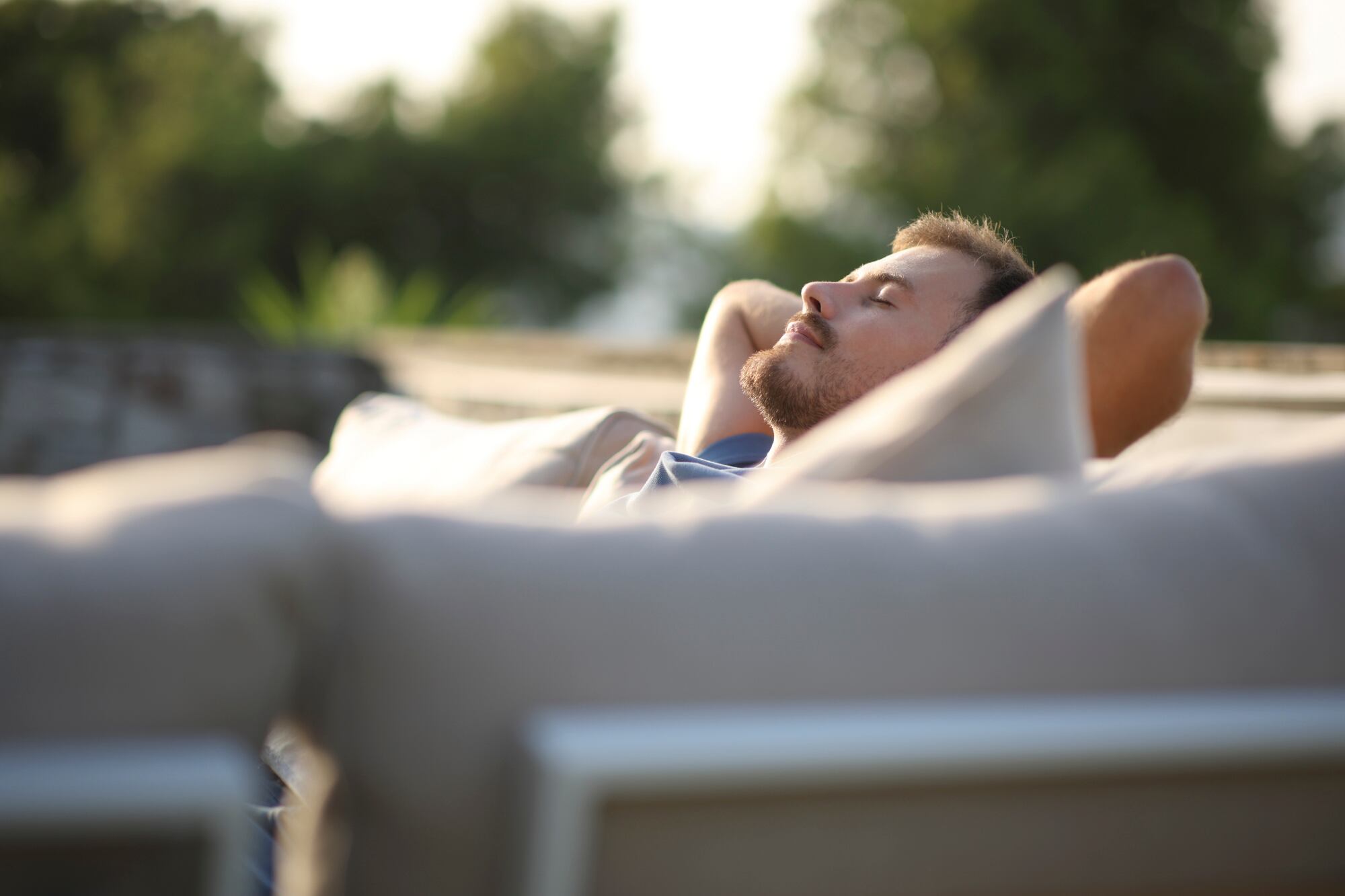 Los momentos de tranquilidad y silencio, sin pantallas, son la base para una higiene del sueño en vacaciones