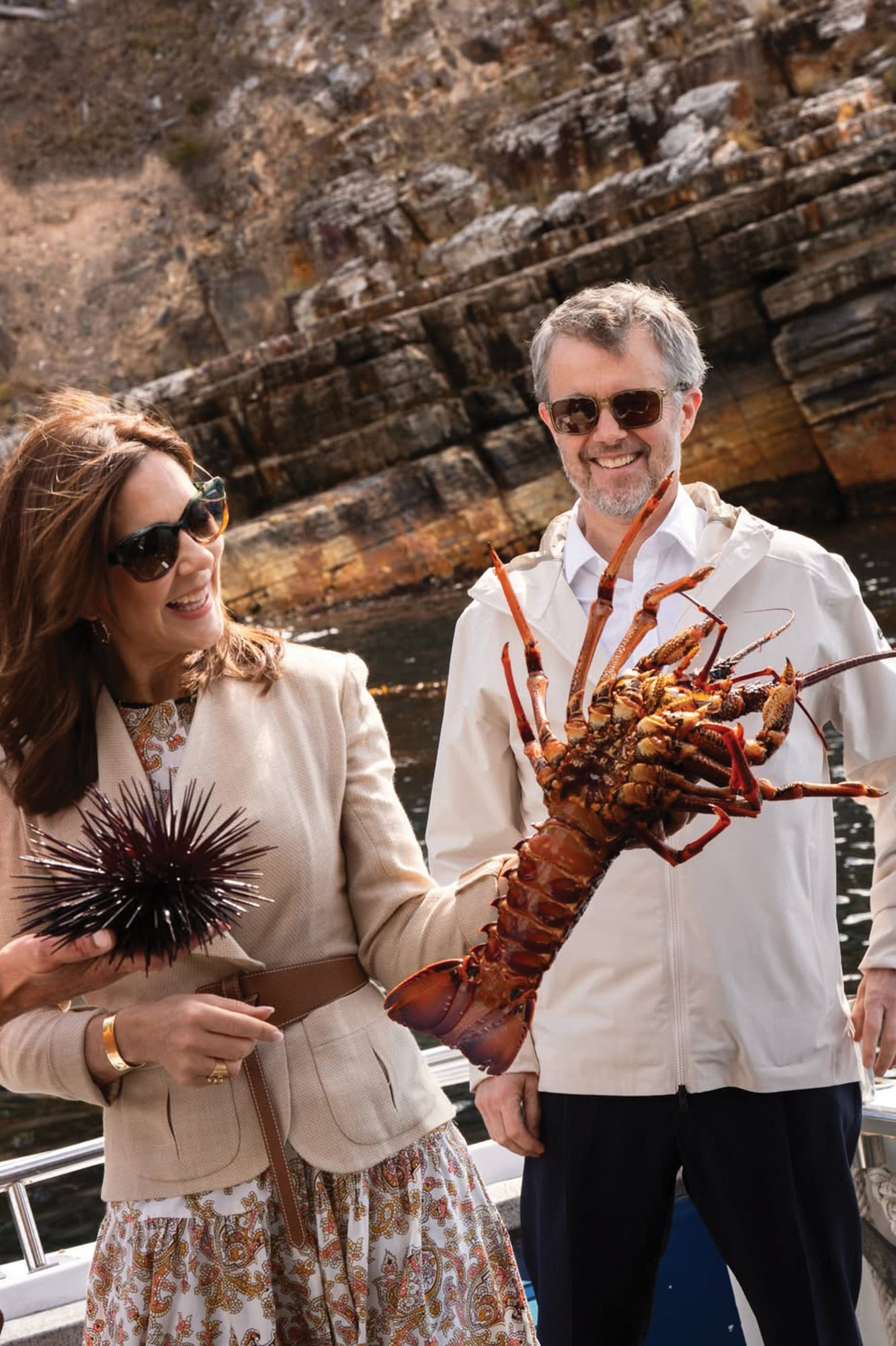 Con un vestido camisero sin mangas de la firma Me+Em, chaqueta entallada de Ralph Lauren, cinturón
de piel de Max Mara y ballerinas de Prada, la Reina y el soberano visitaron el buque del Instituto de
Estudios Marinos y Antárticos (IMAS) donde posaron con especies marinas para observar el bosque de
conservación de algas marinas en la Reserva Marina de Alum Cliffs el 19 de marzo de 2026 en Hobart, Australia