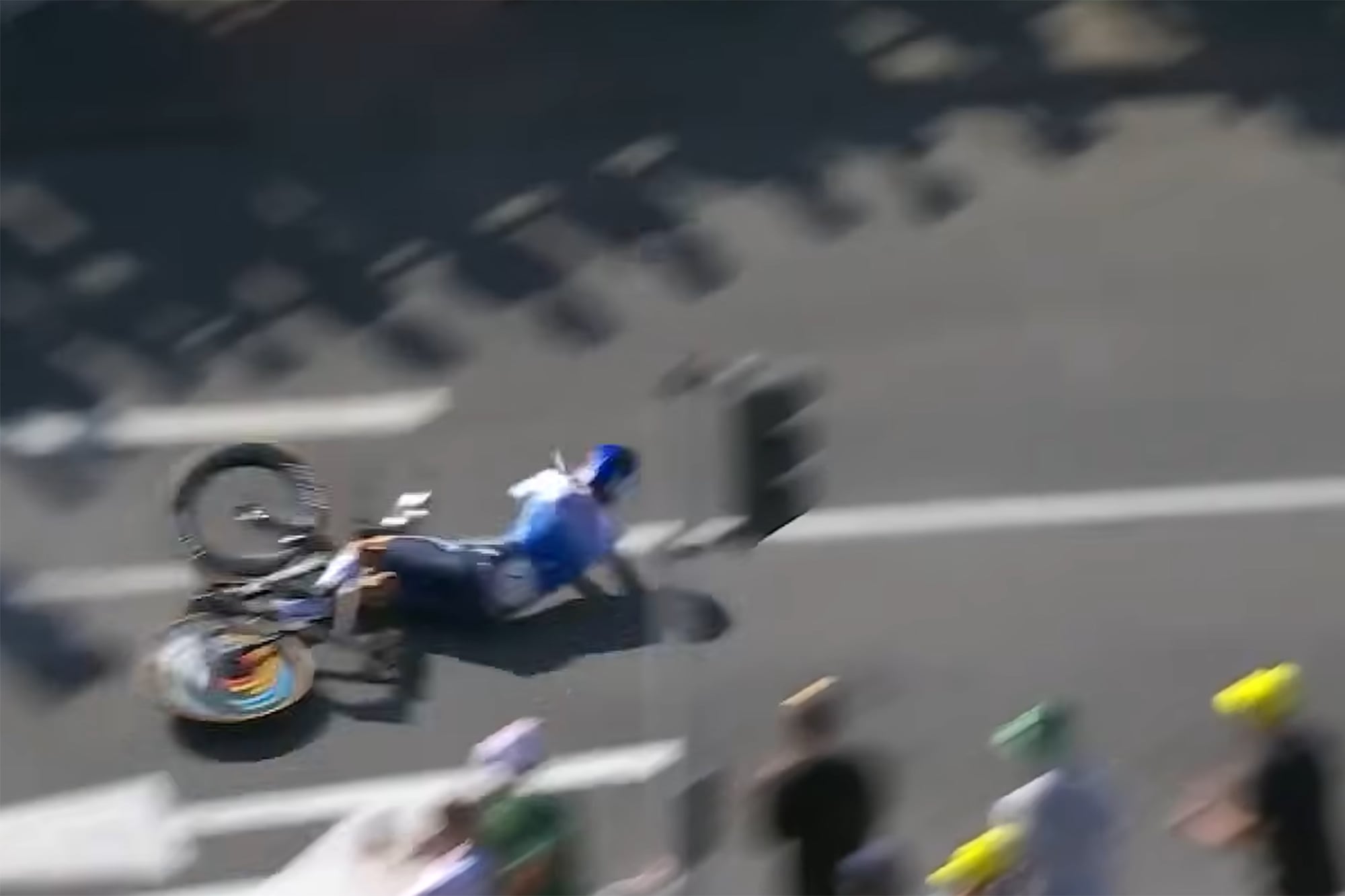 Florian Lipowitz se cayó en una curva en la contrarreloj individual, se lesionó y debió abandonar en el Tour de France