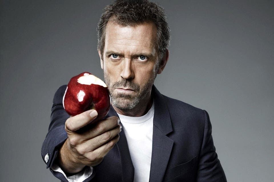 Hugh Laurie interpretó a Dr. House durante ocho temporadas. Con sus respuestas, aseguró, quiso defender a los escritores