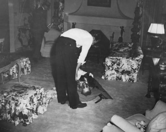 Siegel recibió varios disparos mientras estaba en la casa de su amante Virginia Hill. Su muerte nunca fue esclarecida oficialmente