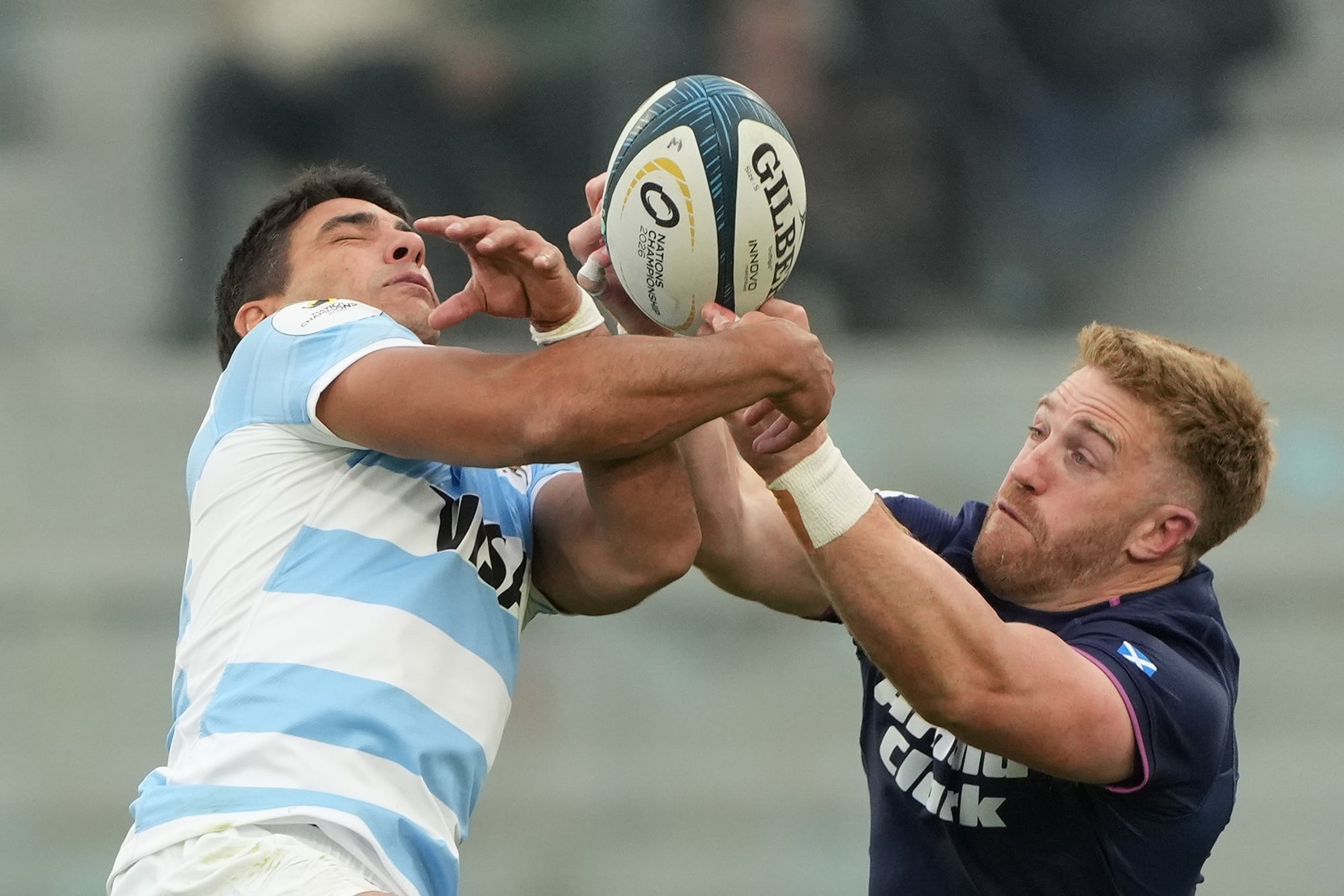 Kyle Steyn le gana un duelo a Carreras; el juego aéreo fue una de las grandes falencias de los Pumas.
