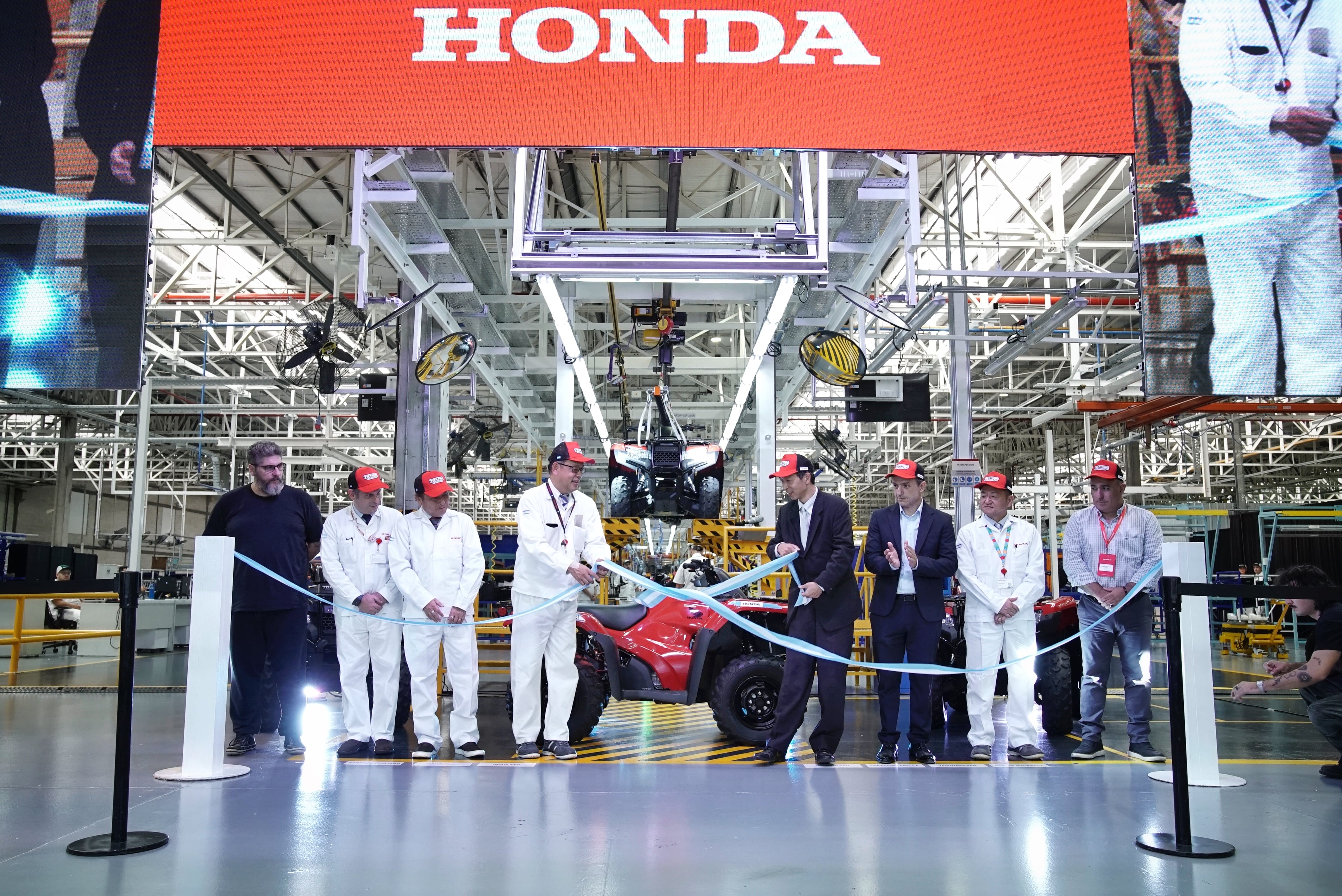 Keiji Inoue (presidente de Honda Argentina), Hidenobu Nishida (vicepresidente de Honda Amazonia), Santiago Pogliano (director de Administración de Honda Argentina), Sergio Pignanelli (delegado Regional de Zárate), Yoshitaka Hoshino (embajador de Japón); Sebastián Abela (intendente de Campana), Hiroyuki Yasunaga (vicepresidente de Honda Argentina) y Carlos Gutierrez, secretario General de seccional de Campana