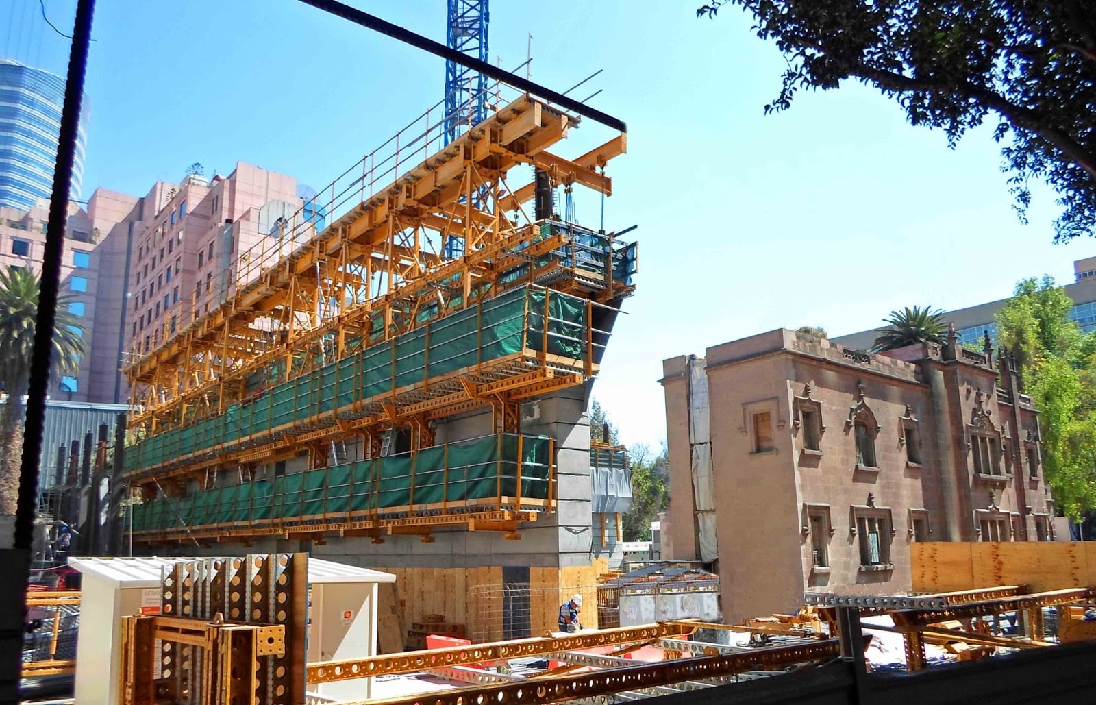 Para permitir la construcción del rascacielos, la casona fue desplazada 18 metros con un sistema hidráulico