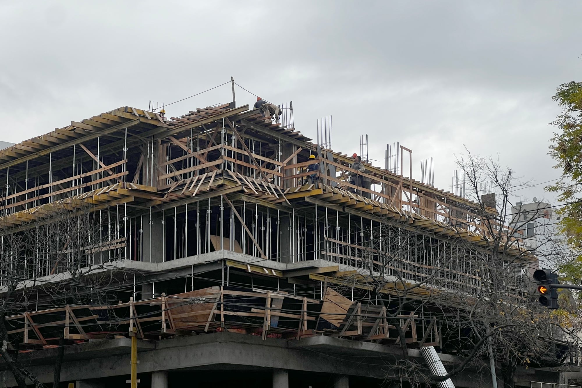 La construcción cayó un 4% en abril respecto de marzo y en un año perdió 120.000 empleos