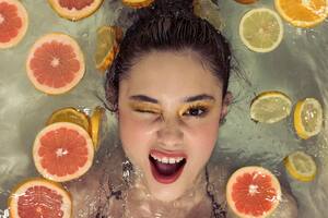 Vitamina C: por qué es el ingrediente del momento en productos de belleza