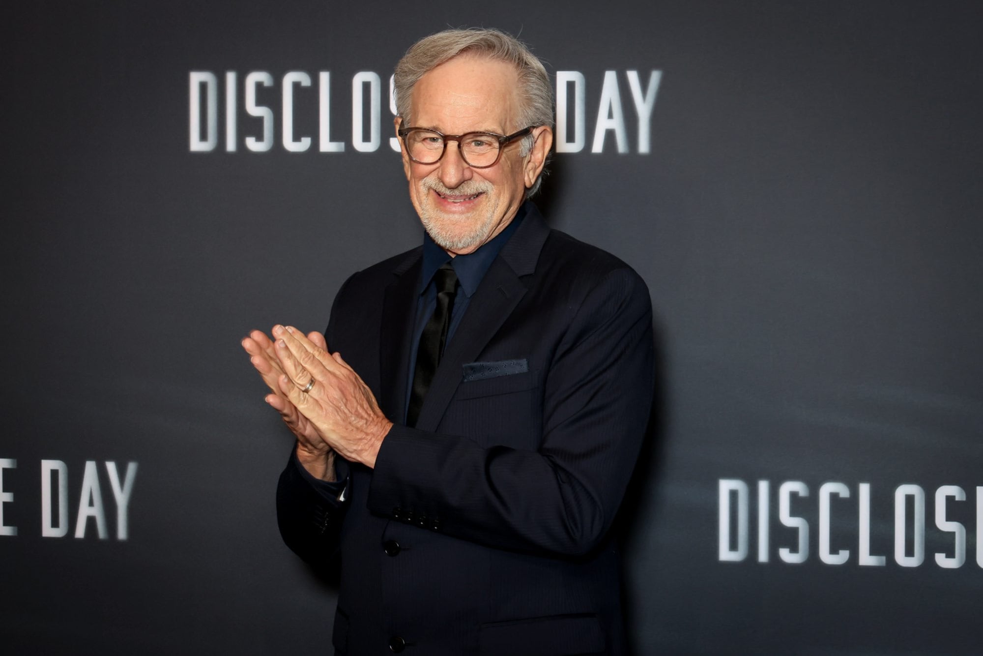 Steven Spielberg en el estreno de su más reciente película, El día de la revelación