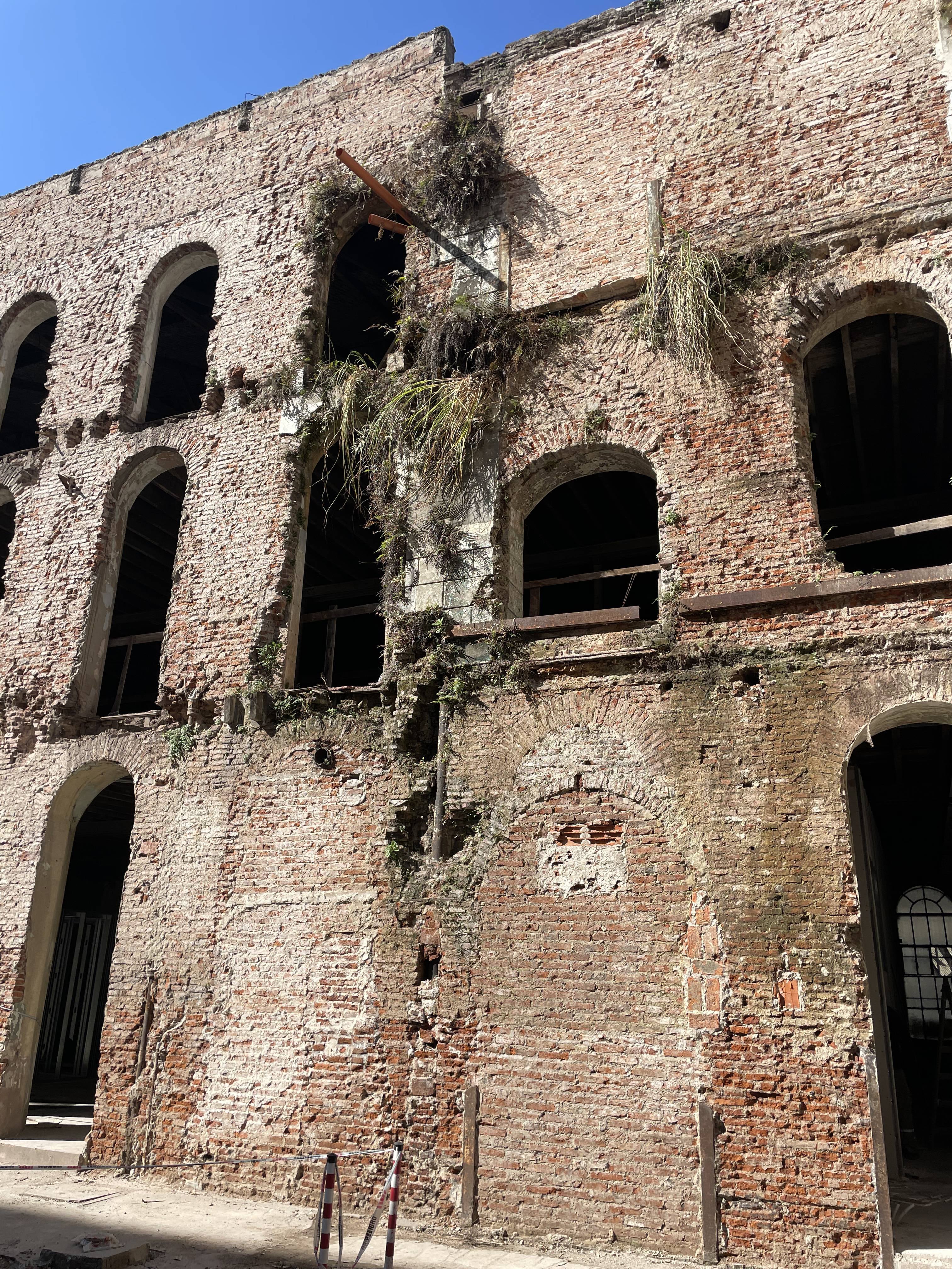 La zona más antigua del edificio, construida en ladrillo a fines del siglo XIX por el escocés Robert Fraser y el vasco Juan Echegaray, aún conserva buena parte de su estructura original
