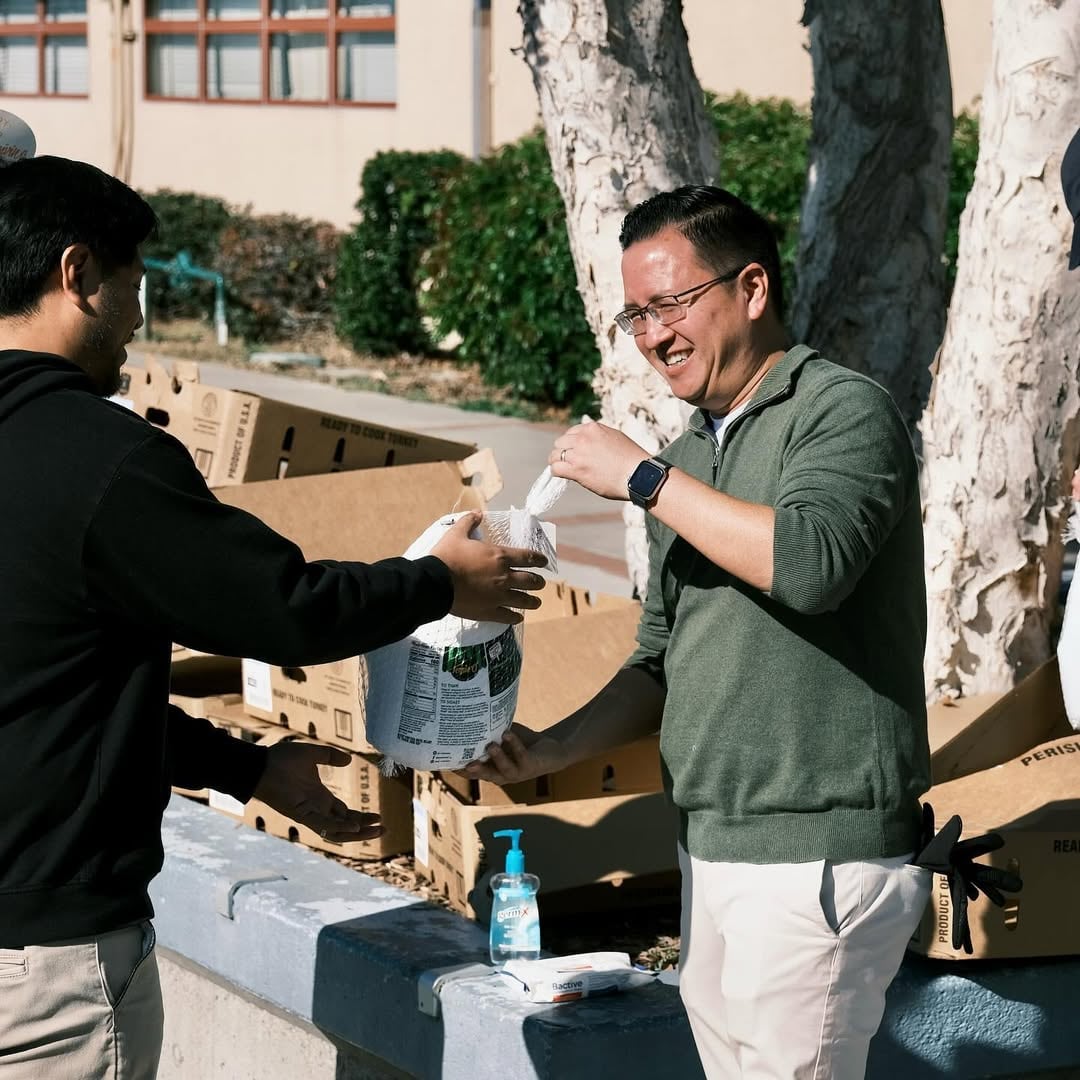 En algunos lugares solo se reparte comida a adultos mayores (Instagram/@cencalfoodbank)