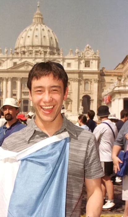 Un joven Luciano Pereyra con la bandera argentina en Roma