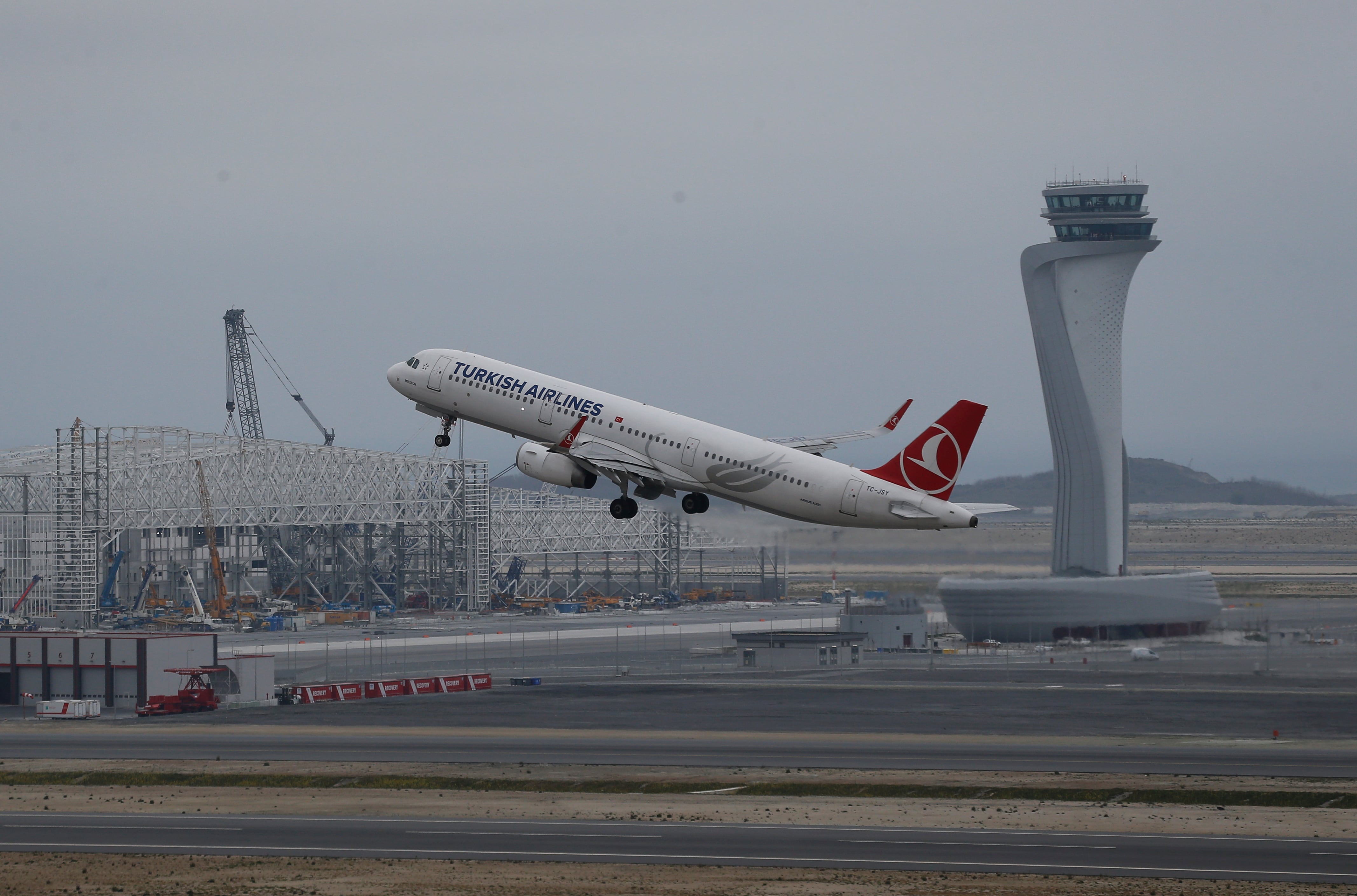 Un avión de Turkish Airlines despega del aeropuerto de Estambul, junto al mar Negro, en Estambul