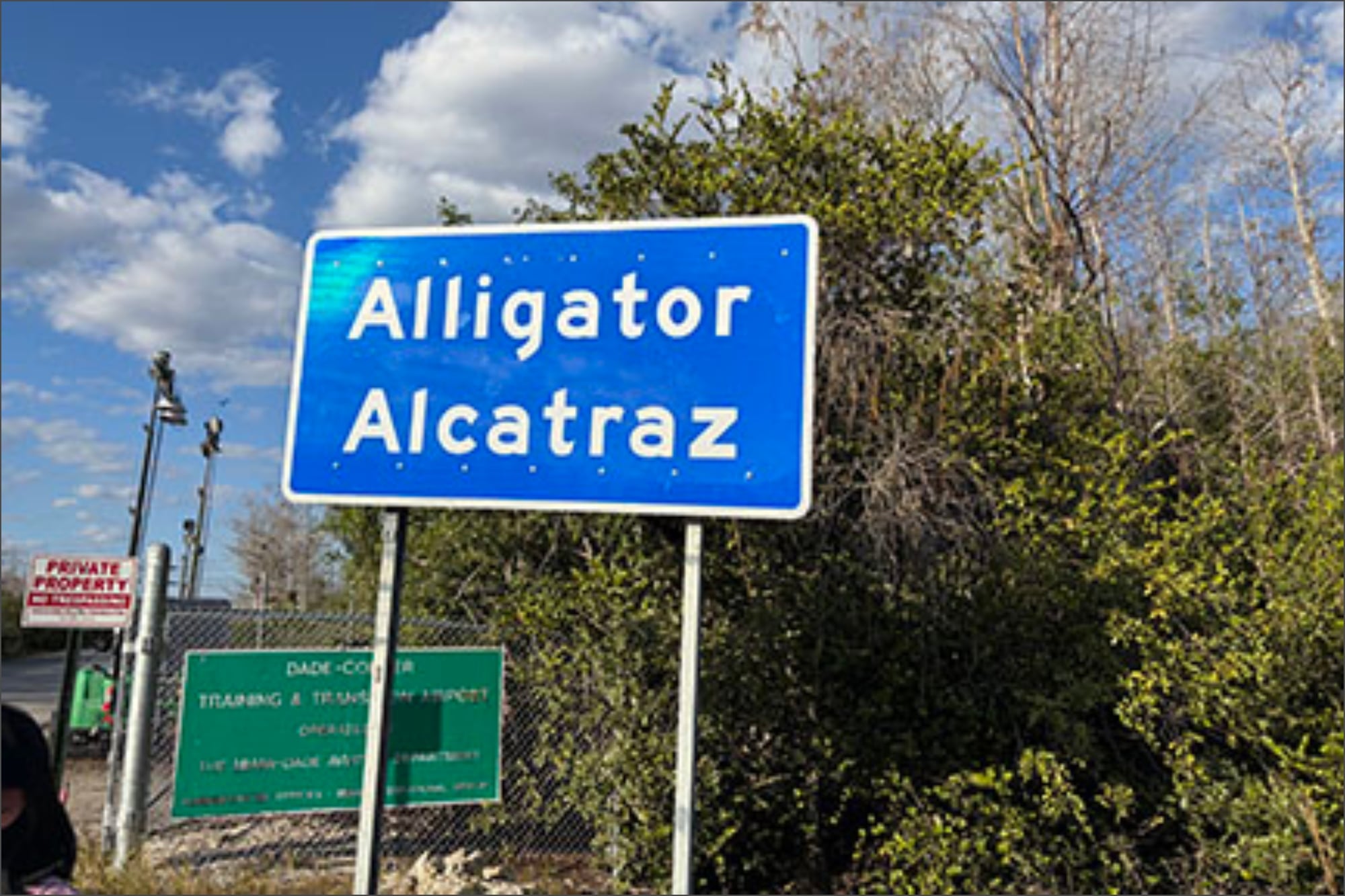 La jueza federal de Florida exige que un funcionario estatal comparezca con evidencia oficial del cierre de Alligator Alcatraz