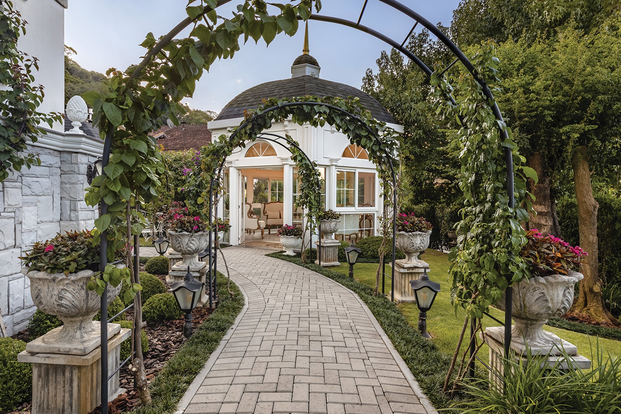 Los patios y los jardines parecen sacados de un cuento