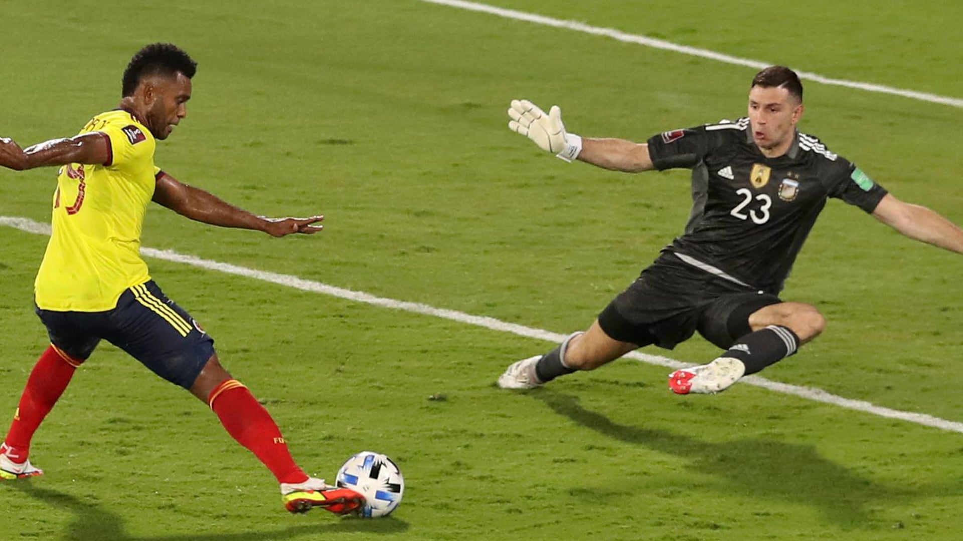 Miguel Ángel Borja, jugando para Colombia, ante un viejo conocido: Emiliano Dibu Martínez