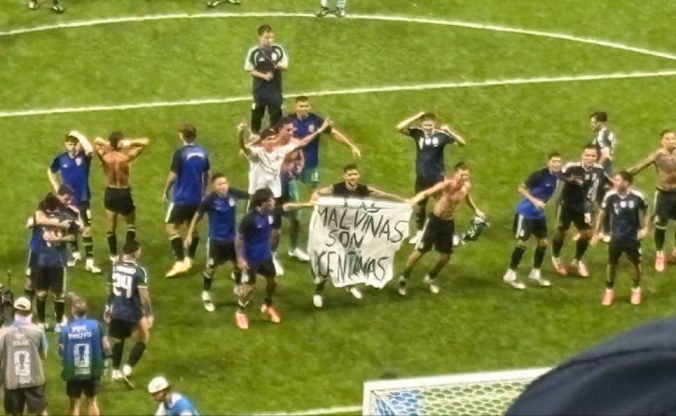 Los jugadores mostrando la bandera tras el partido ante Inglaterra: