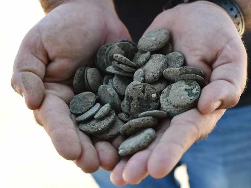 Descubren un botín milenario con 94 monedas de plata y bronce de hace 1700 años