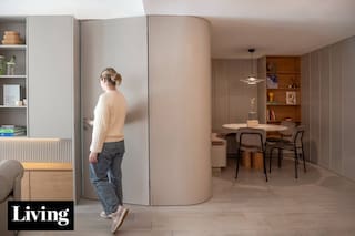 Una curva de madera a medida ordenó este tres ambientes a estrenar que tenía una distribución caprichosa