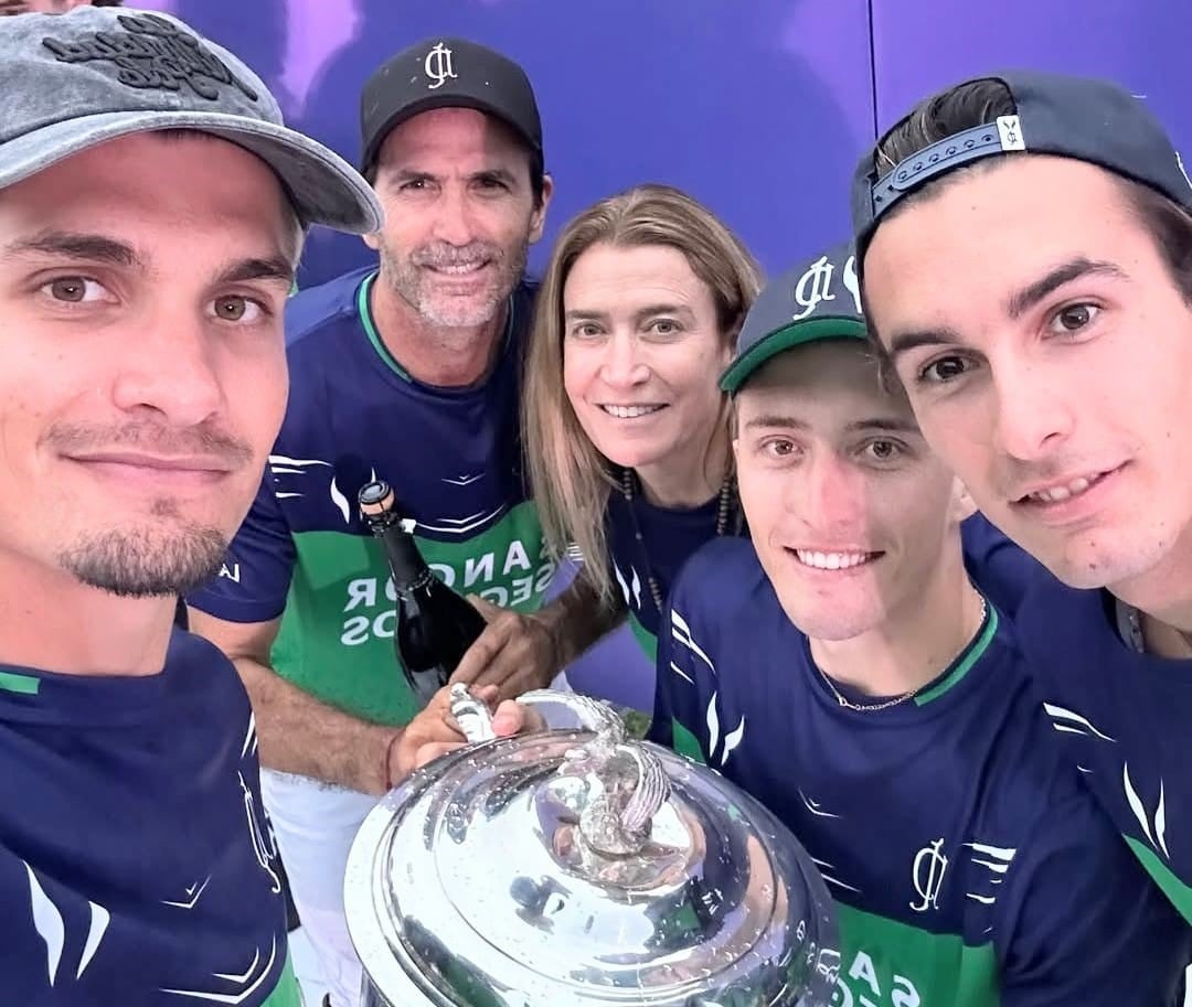 La ya clásica autofoto de Camilo y Barto Castagnola con su mamá, Camila Cambiaso, con un trofeo de la Triple Corona argentina; en 2025 incorporaron a la imagen a sus nuevos compañeros, Adolfo y Poroto Cambiaso.