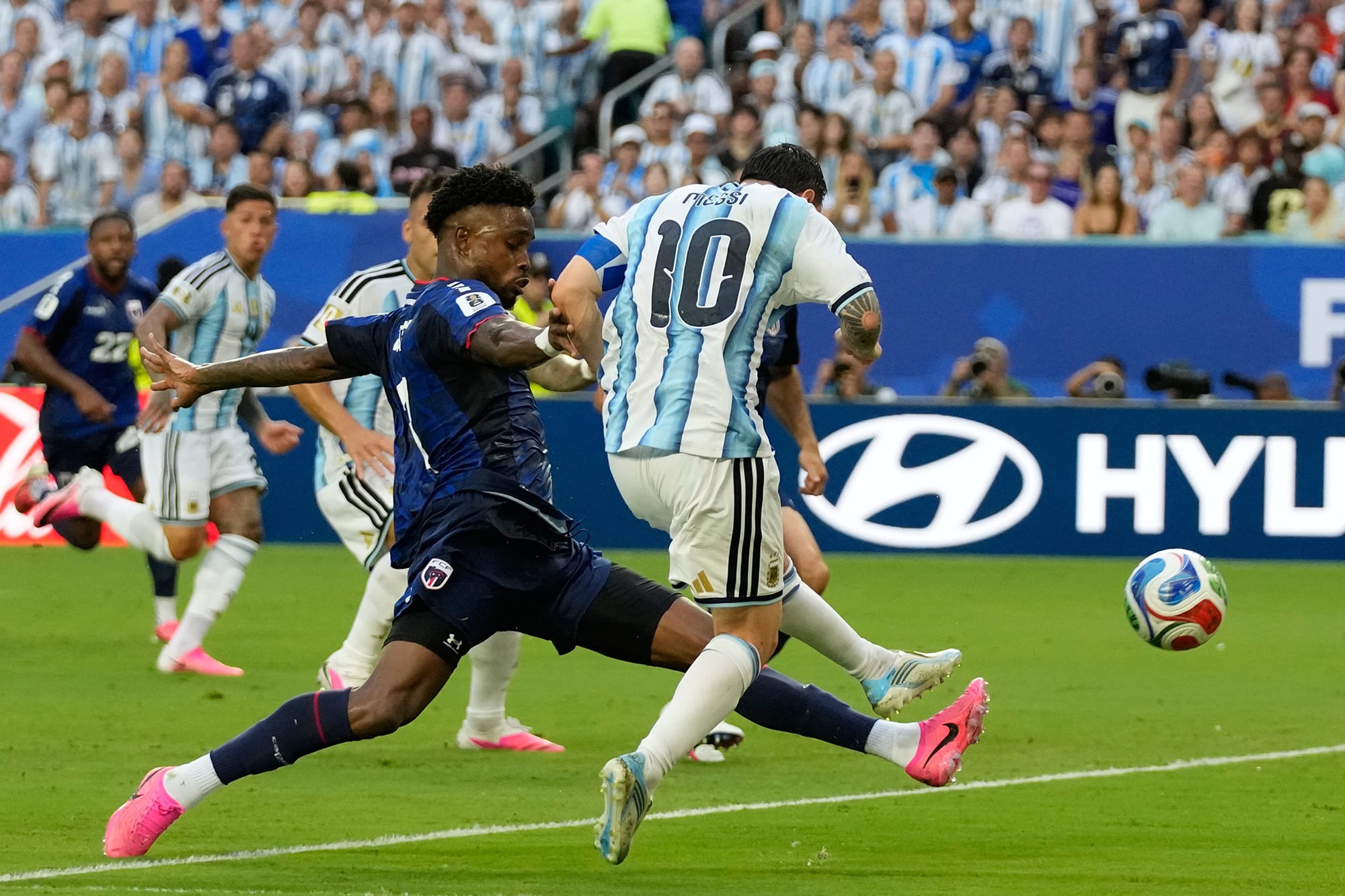 Lionel Messi controló el balón con gran categoría y marcó el primer gol de la selección argentina vs. Cabo Verde