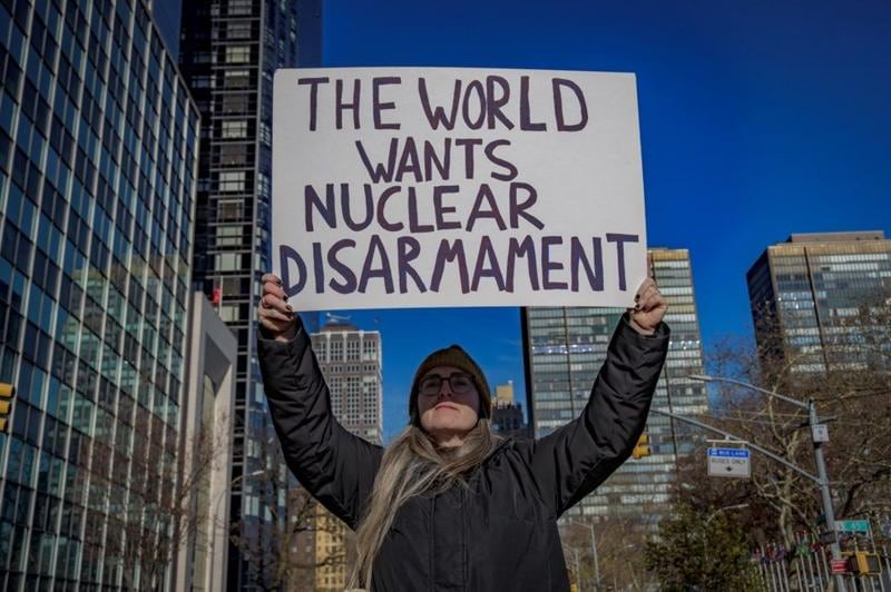 Una mujer protesta contra los graves riesgos de las armas nucleares