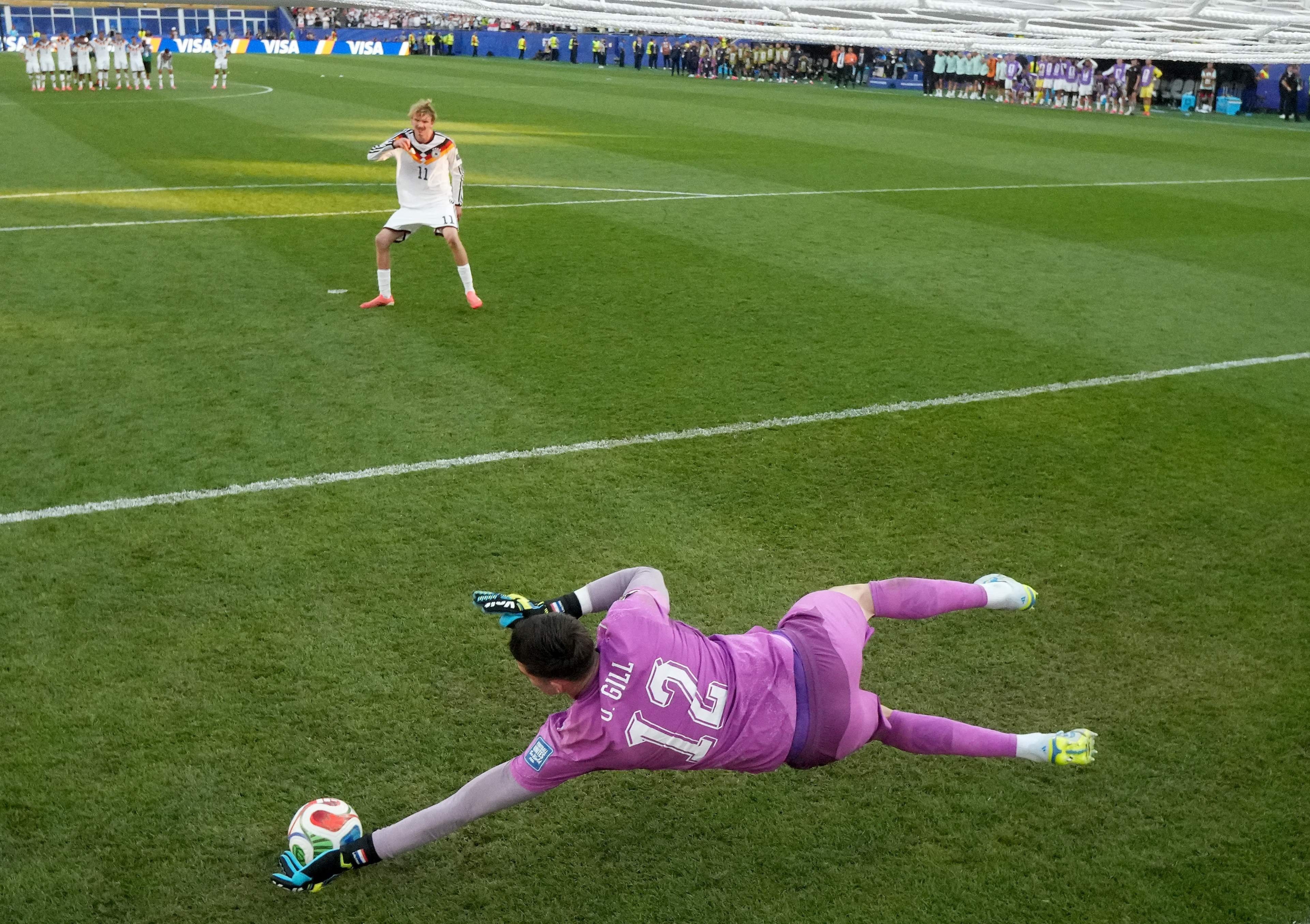 Orlando Gill le desvía el remate a Nick Woltemade, el cuarto penal ejecutado por Alemania