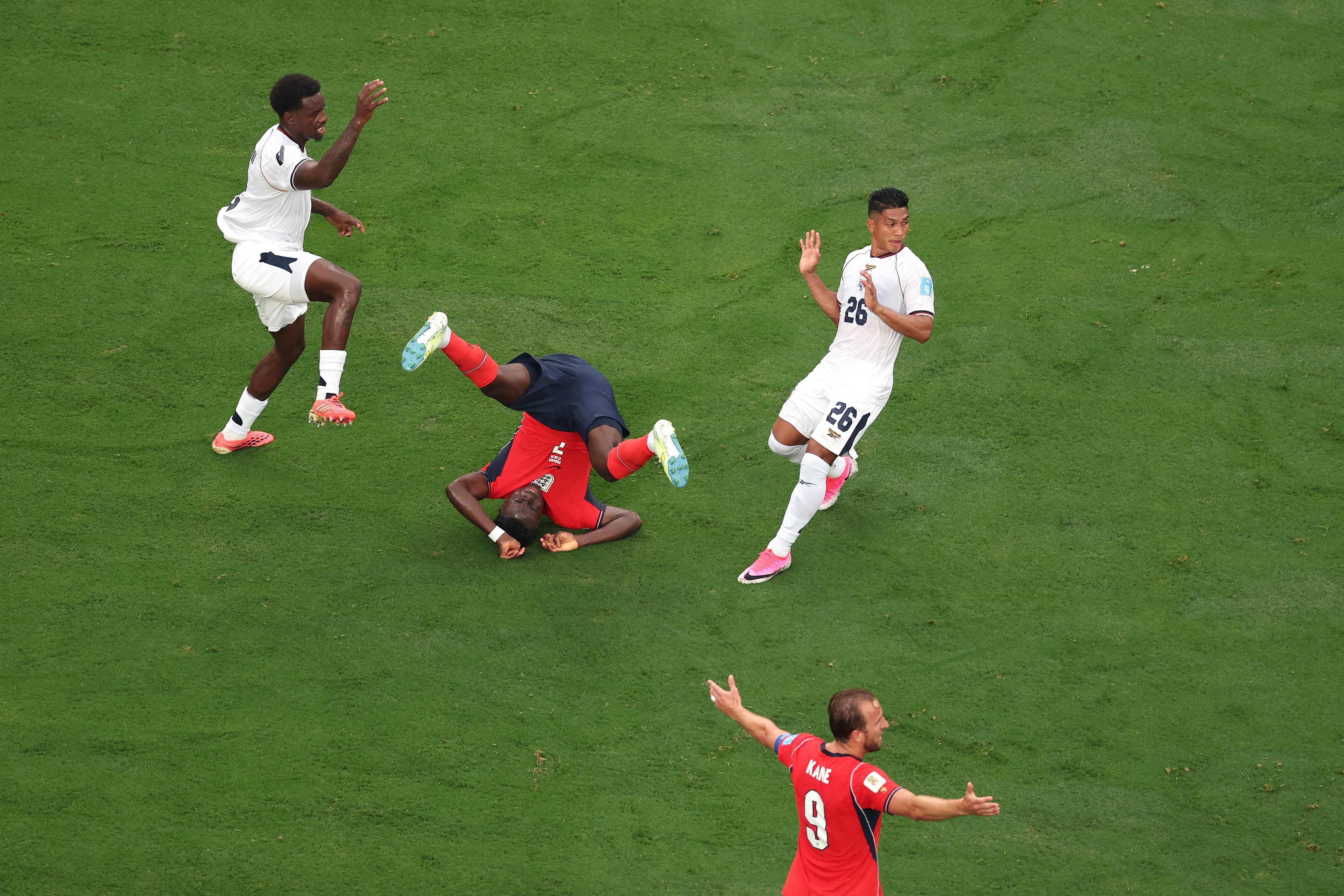 Inglaterra le ganó 2-0 a Panamá, se clasificó primero en su grupo y espera rival 7 Mucha lucha, poco fútbol: Bukayo Saka, dado vuelta sobre el césped (Photo by AL BELLO / GETTY IMAGES NORTH AMERICA / Getty Images via AFP)