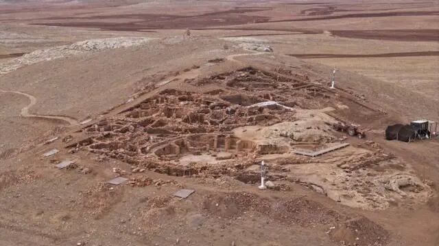 El yacimiento de Karahantepe se extiende por 140.000 metros cuadrados en un paraje dominado por las rocas calizas en un parque nacional turco