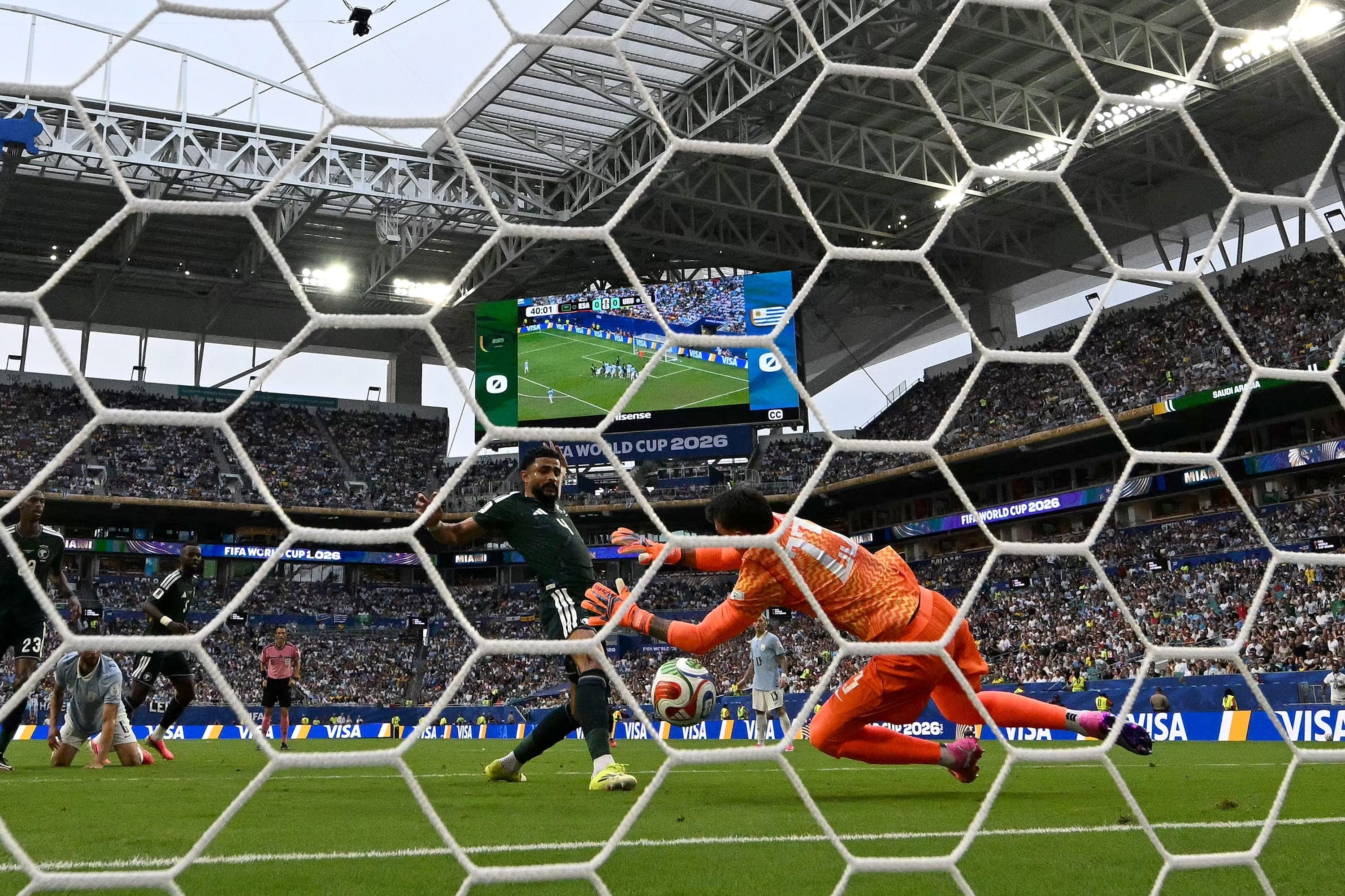 Fernando Muslera, de la atajada imposible al error que condiciona a Uruguay