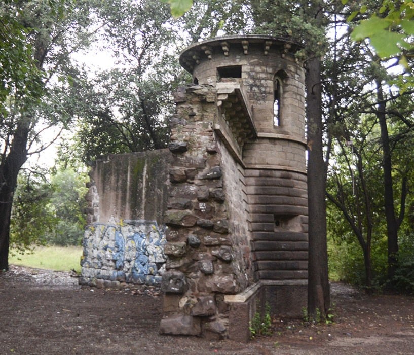 “Torreón medieval”: iniciativa para darle una nueva vida a la “mini cárcel” abandonada en un parque provincial
