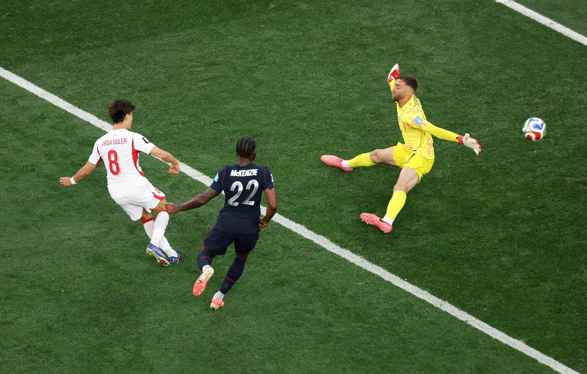 Arda Guler define ante la salida de Turner y anota el 1-1 parcial para Turquía en Los Angeles. (Photo by Harry How / GETTY IMAGES NORTH AMERICA / Getty Images via AFP)
