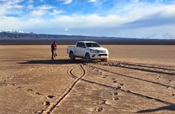 Las marcas que dejó la 4x4 sobre la Pampa del Leoncito