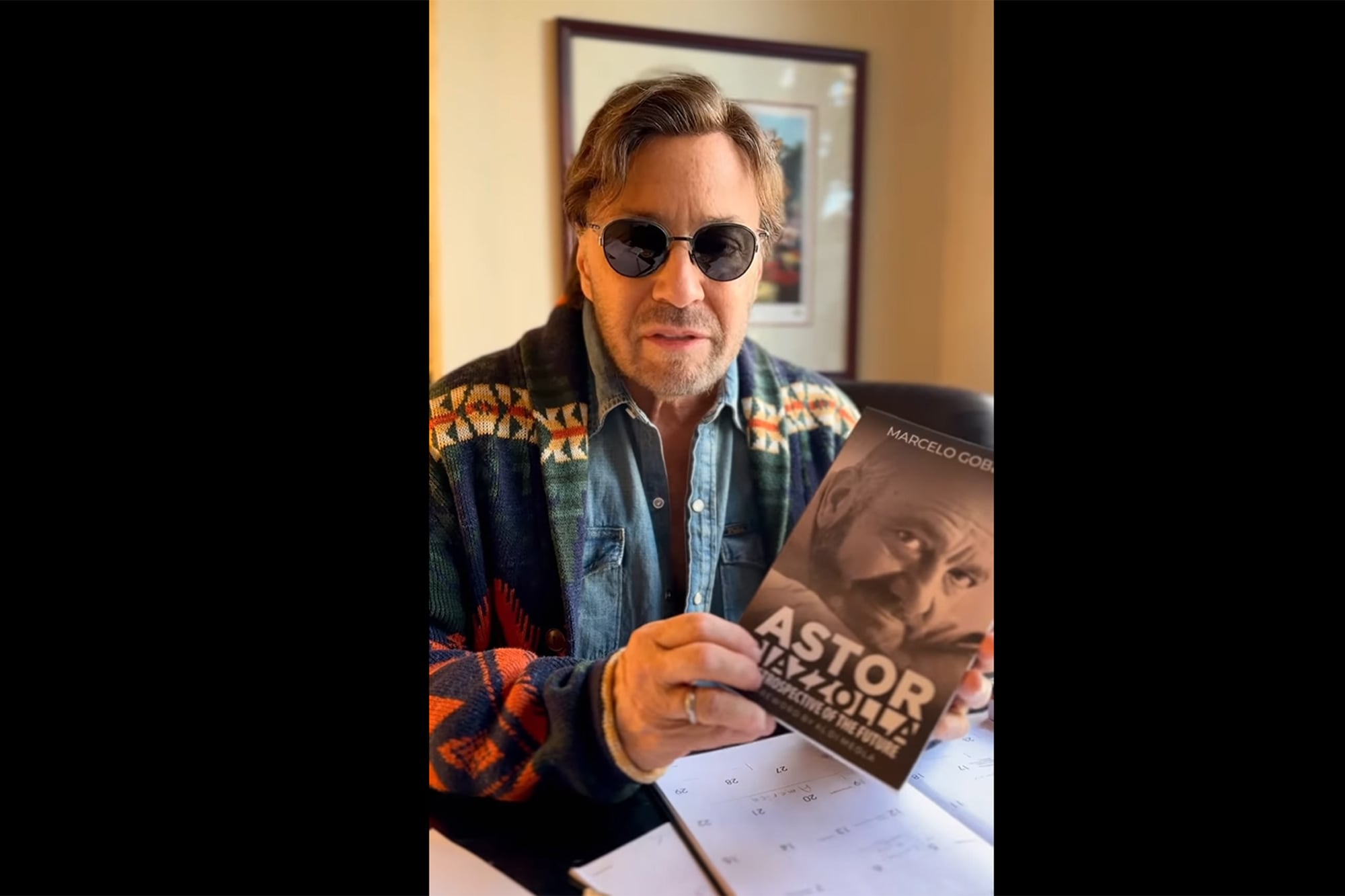 Al Di Meola, amigo y fan de Piazzolla, con el libro de Marcelo Gobello