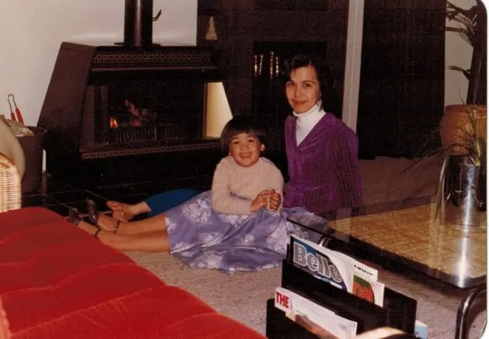 Con 5 años junto a su madre, Grace, quien nació en Hong Kong, obtuvo un grado en Matemáticas con honores y ejerció como docente de matemáticas y ciencias